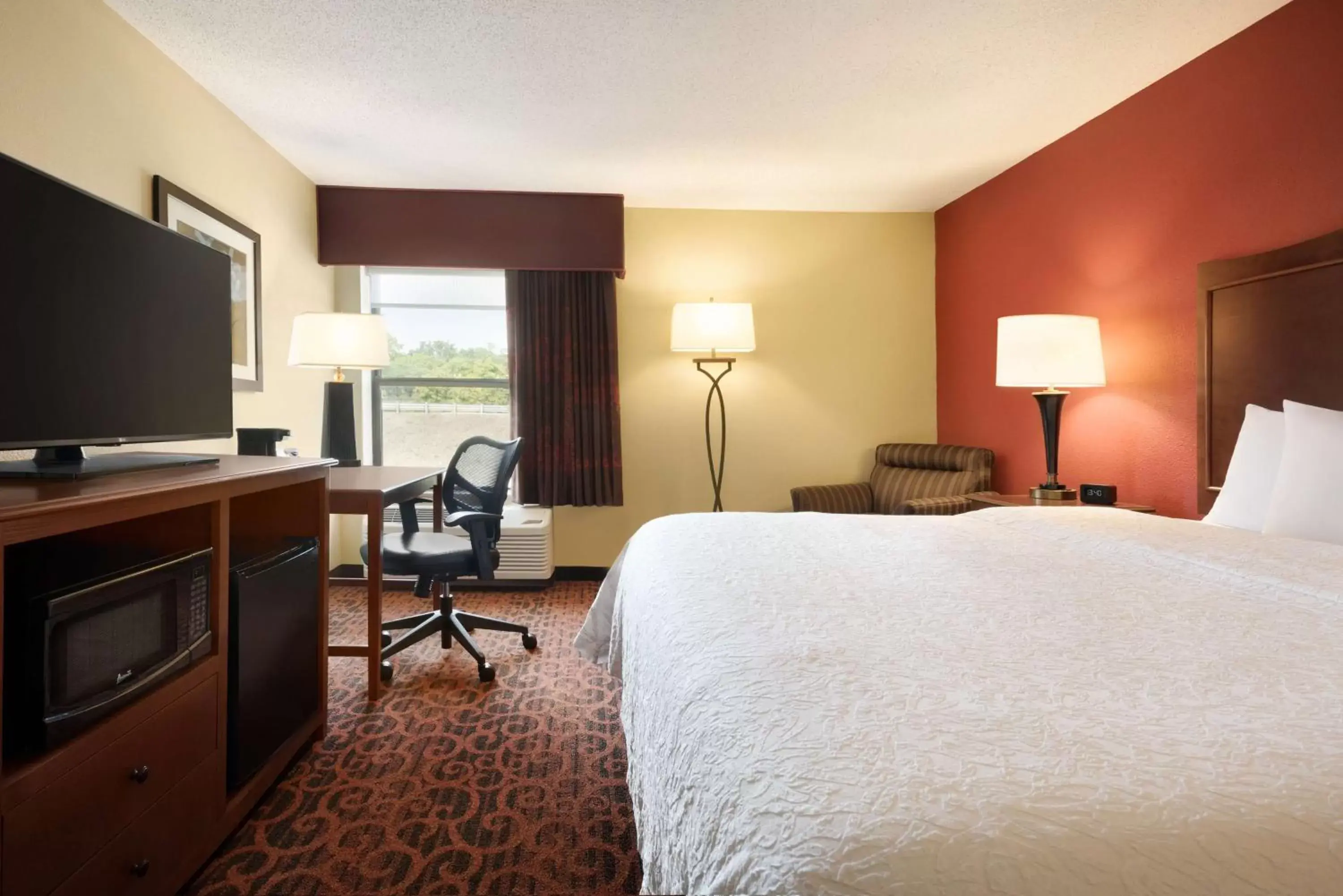 Bed, TV/Entertainment Center in Hampton Inn Battle Creek