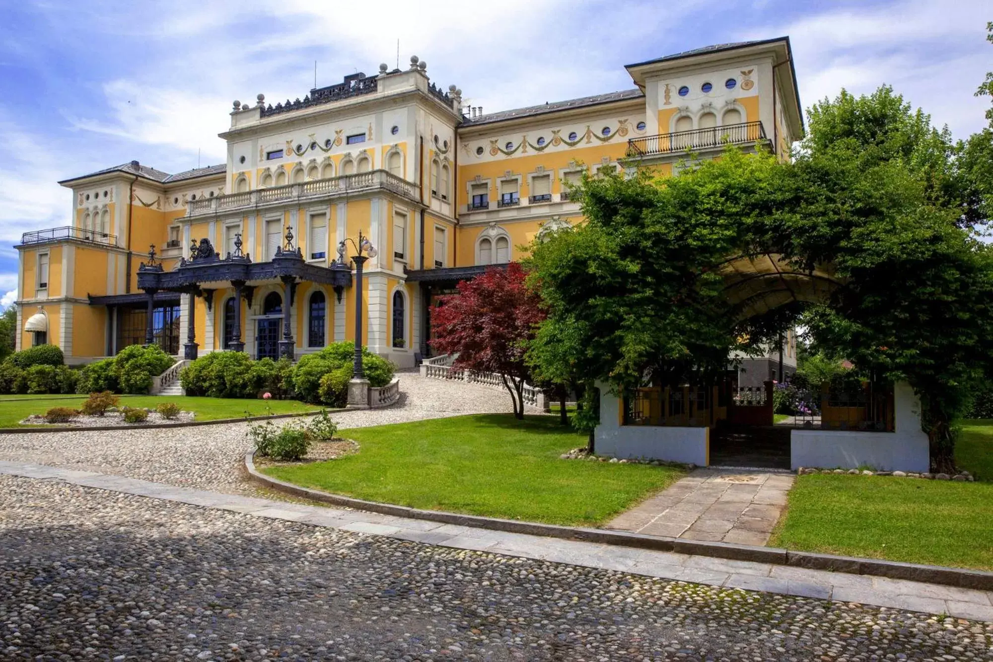 Facade/entrance, Property Building in Hotel Villa Malpensa