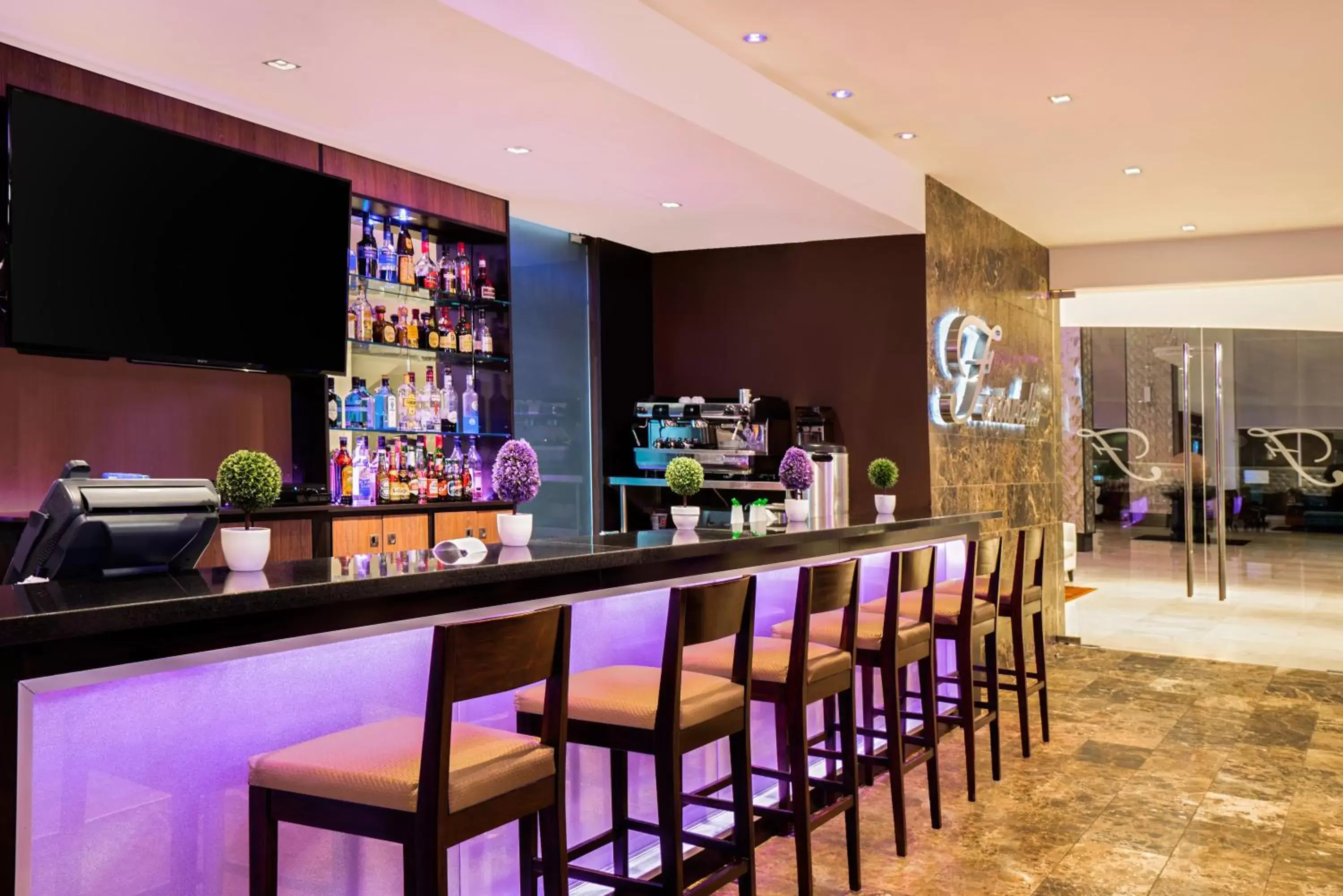 Restaurant/places to eat, Lounge/Bar in Ramada Plaza by Wyndham Panama Punta Pacifica