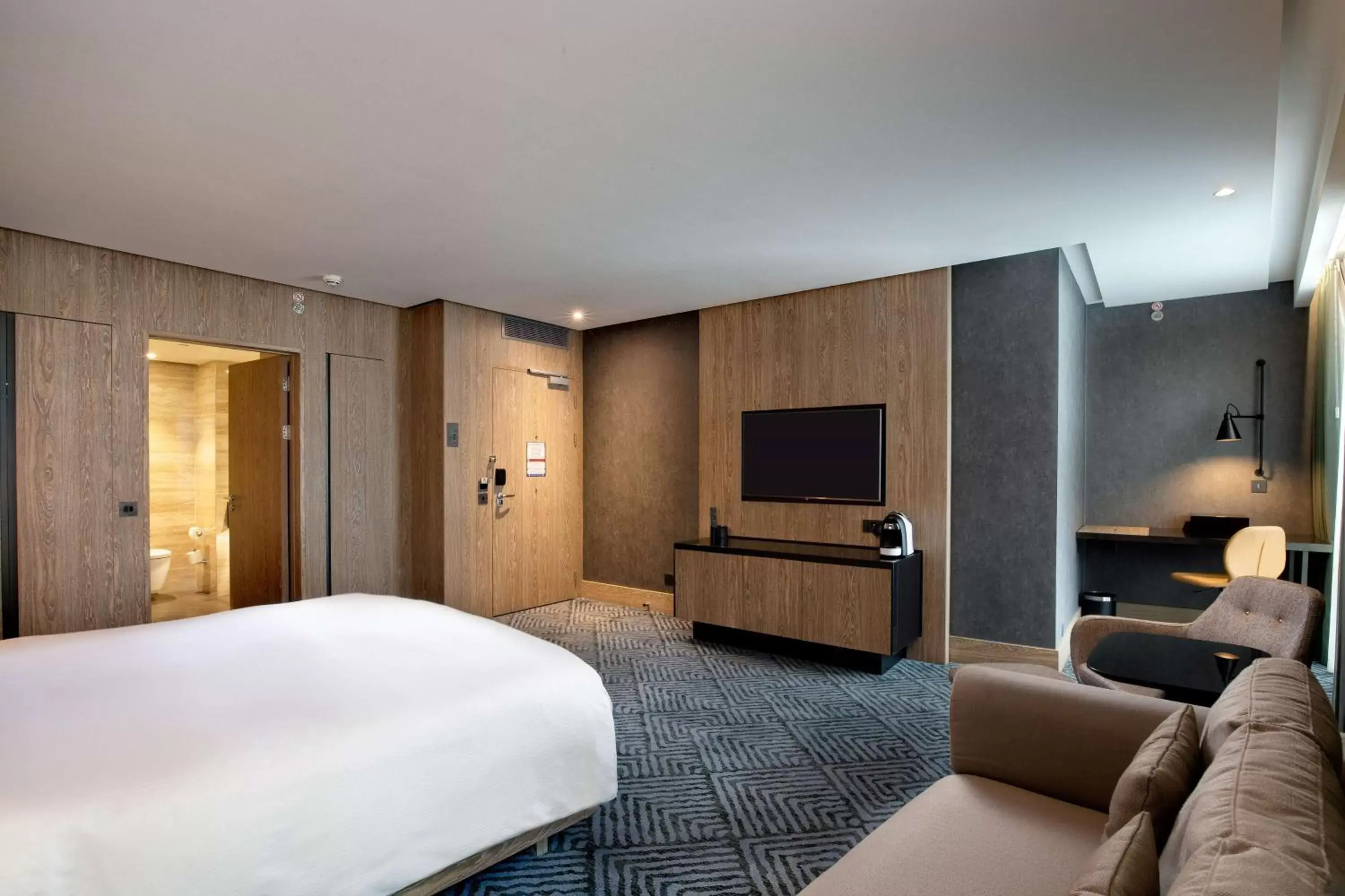 Bedroom, TV/Entertainment Center in Hilton London Bankside