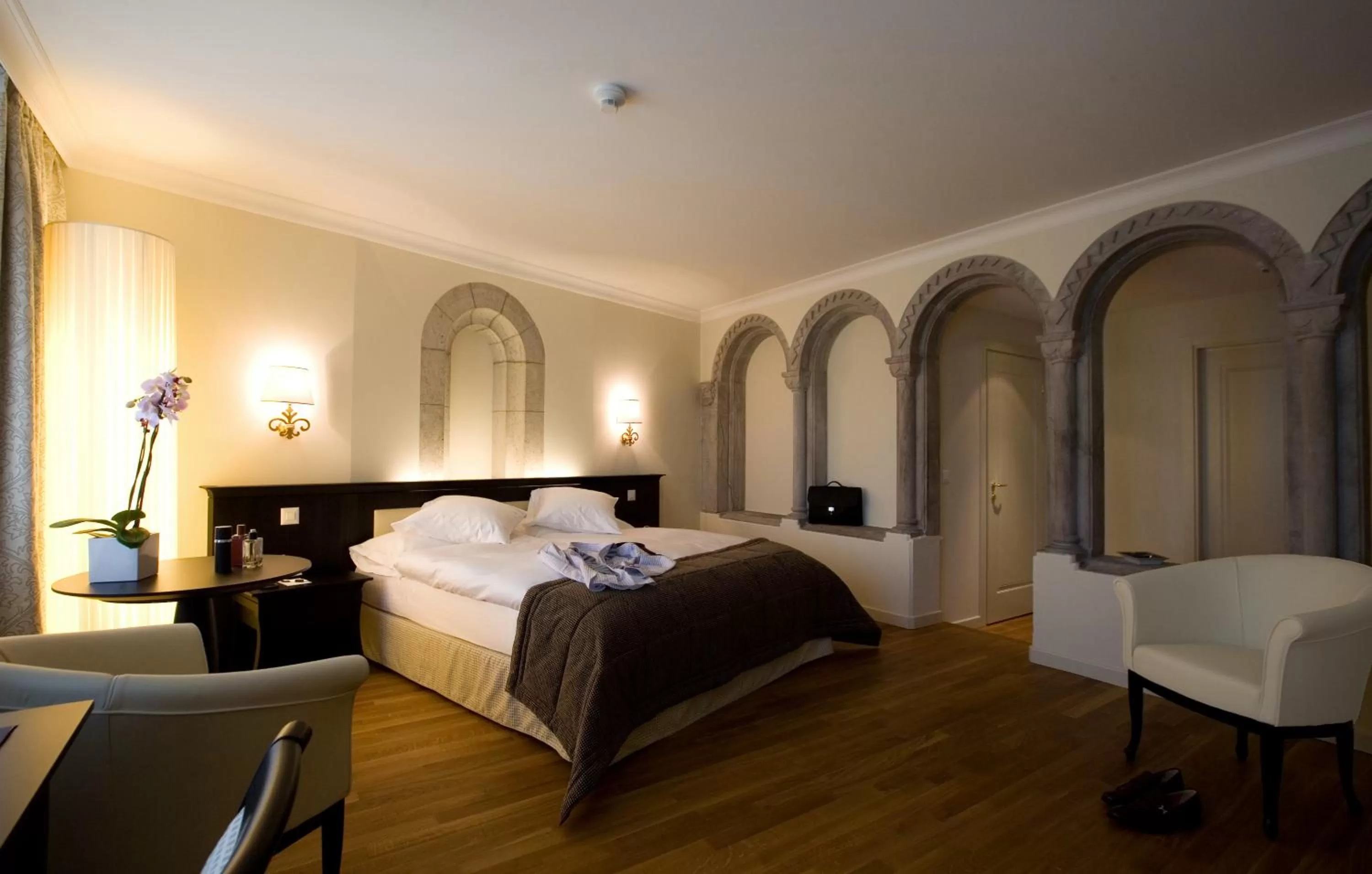 Photo of the whole room, Bed in Château d'Ouchy