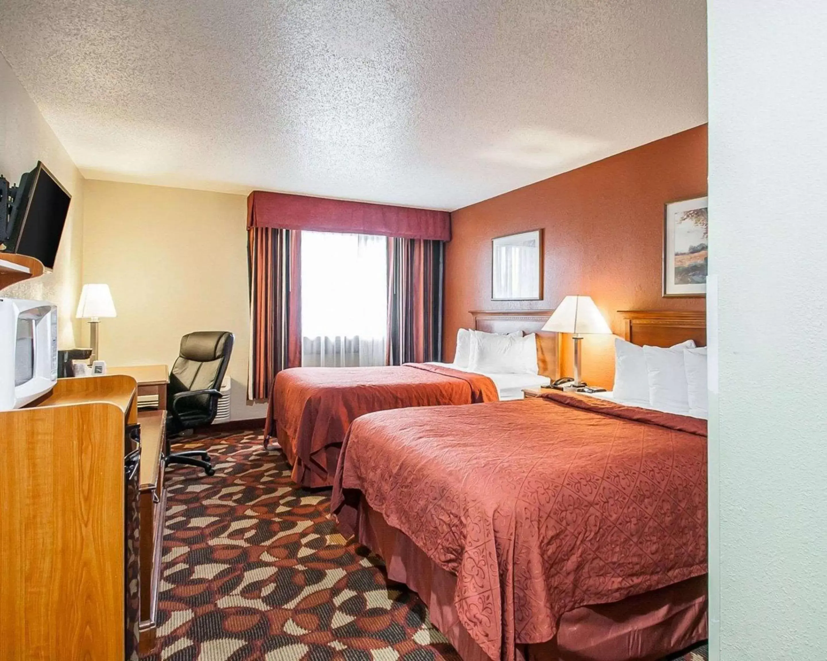 Photo of the whole room, Bed in Quality Inn & Suites Kansas City I-435N Near Sports Complex