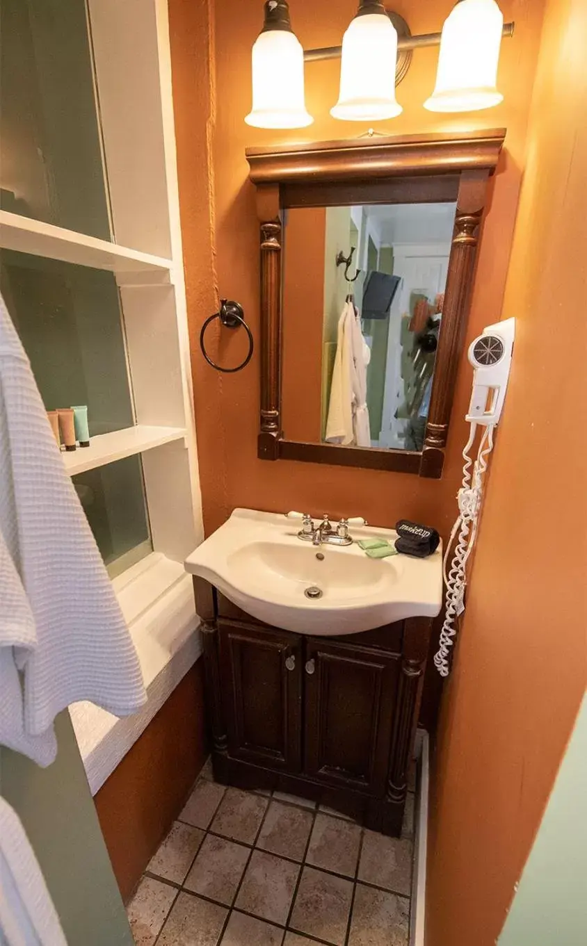 Bathroom in Casablanca Inn on the Bay