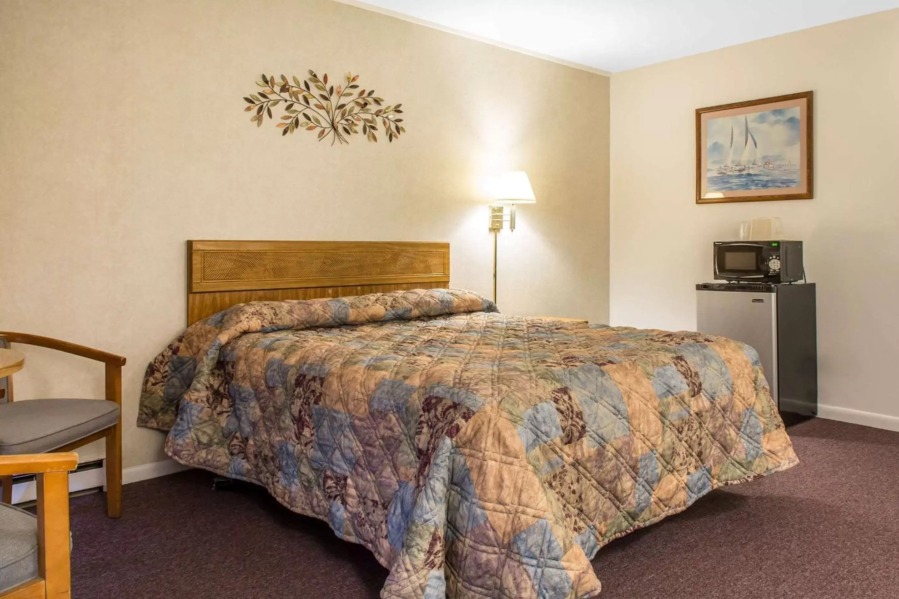 Photo of the whole room, Bed in Rodeway Inn Waterford - New London