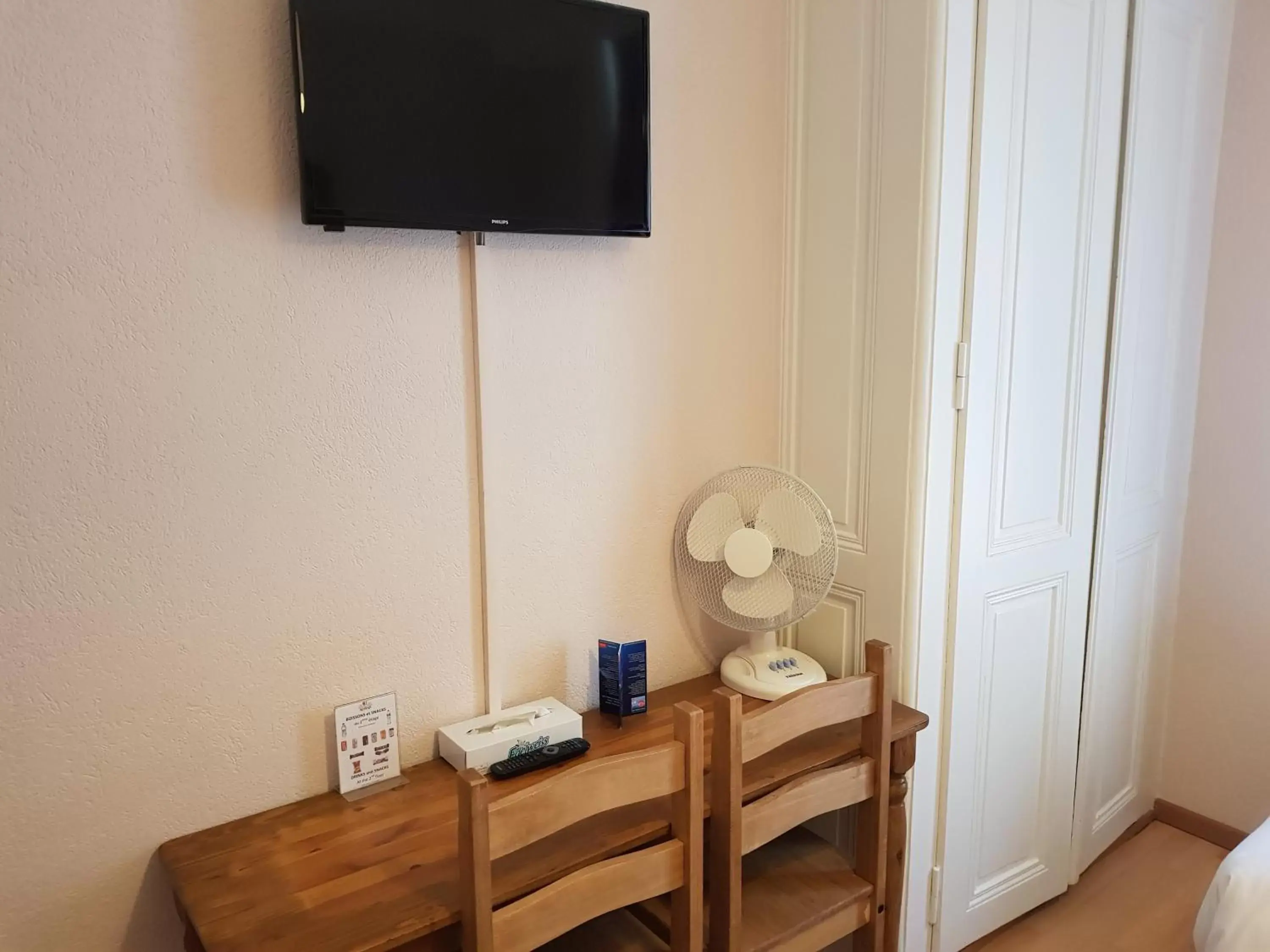 Photo of the whole room, TV/Entertainment Center in Hotel de Geneve