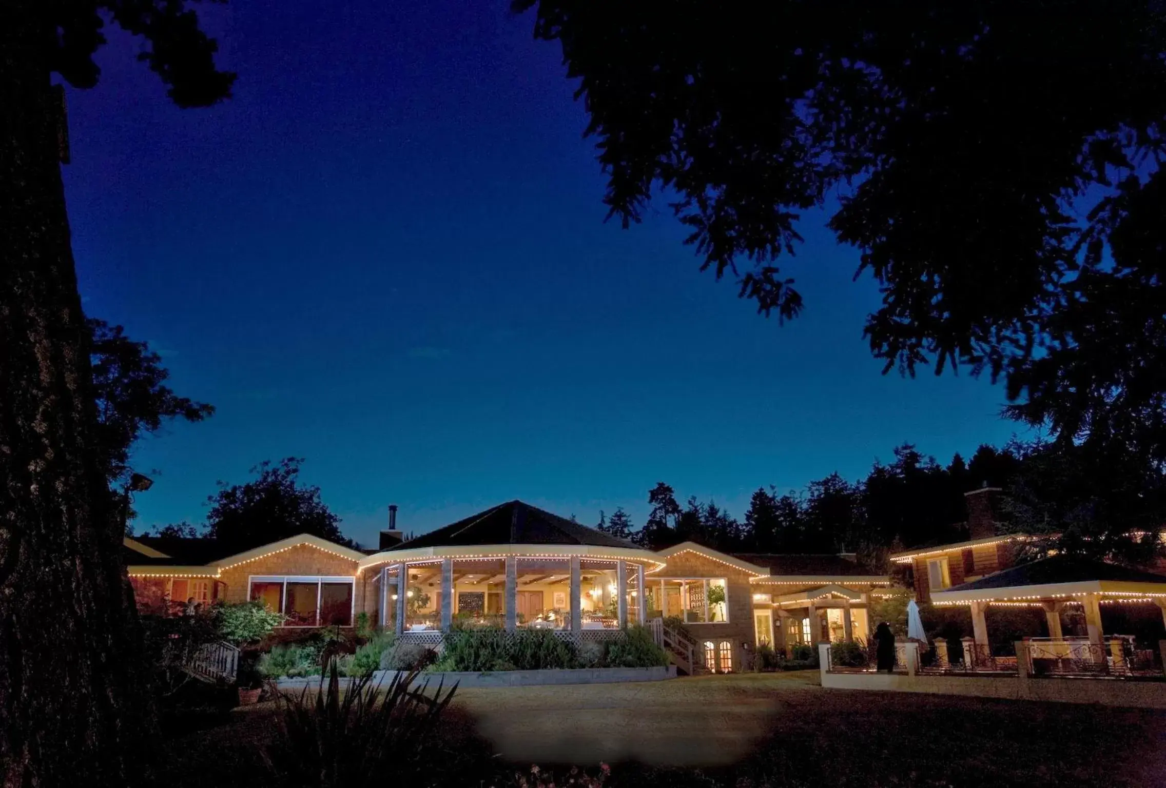 Restaurant/places to eat, Property Building in Galiano Oceanfront Inn & Spa