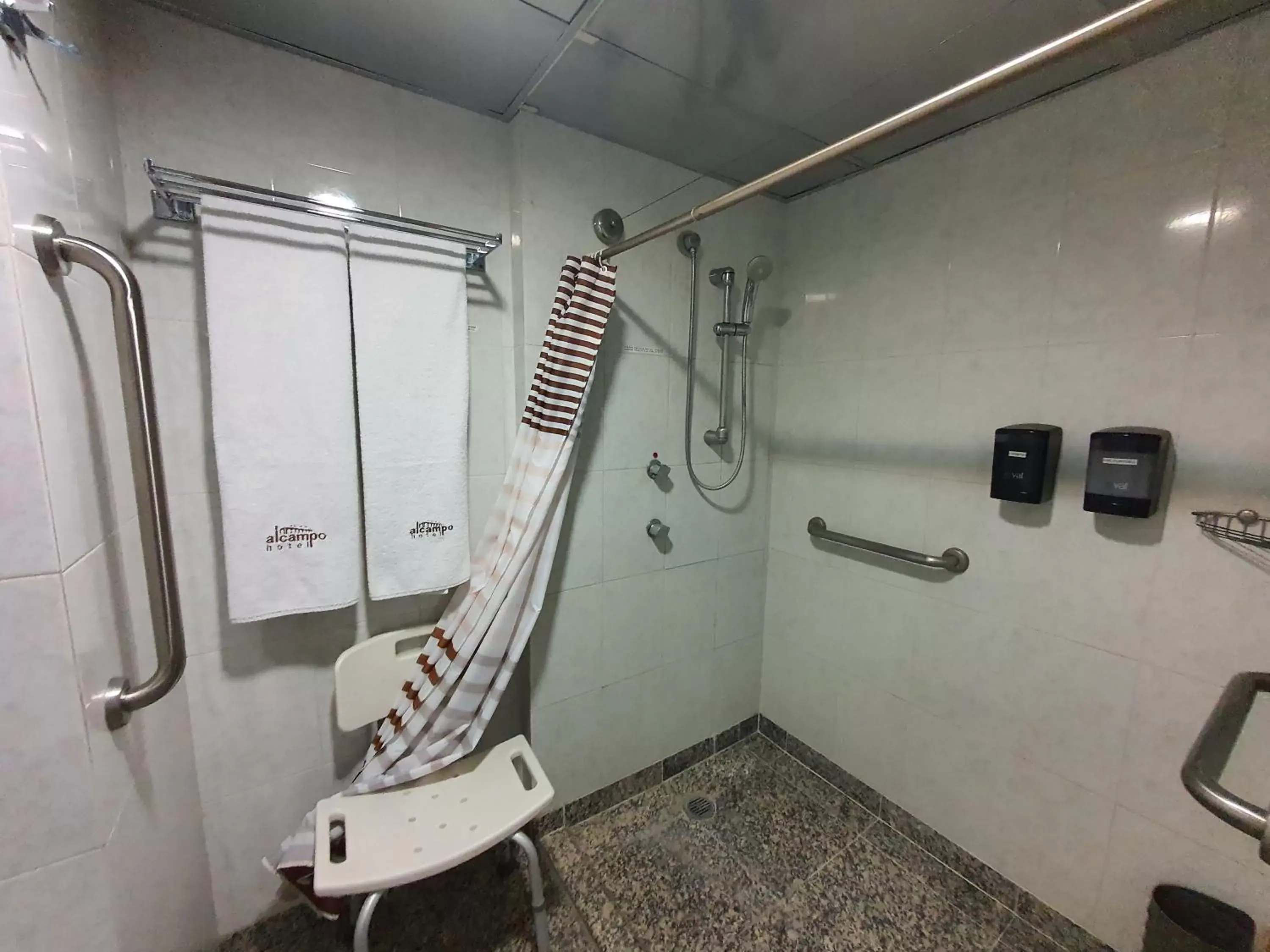 Shower, Bathroom in Hotel Alcampo