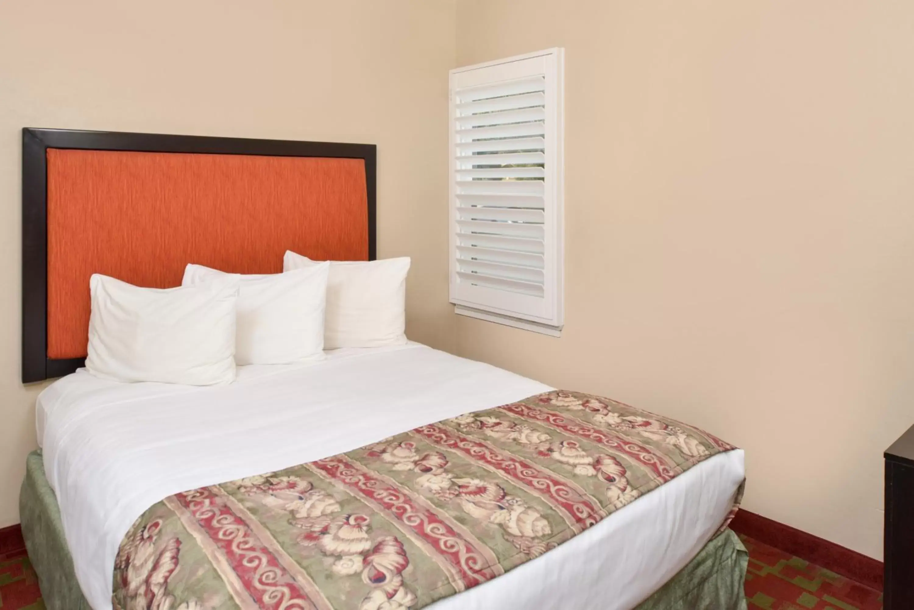 Bedroom, Bed in Pacific Shores Inn - Morro Bay