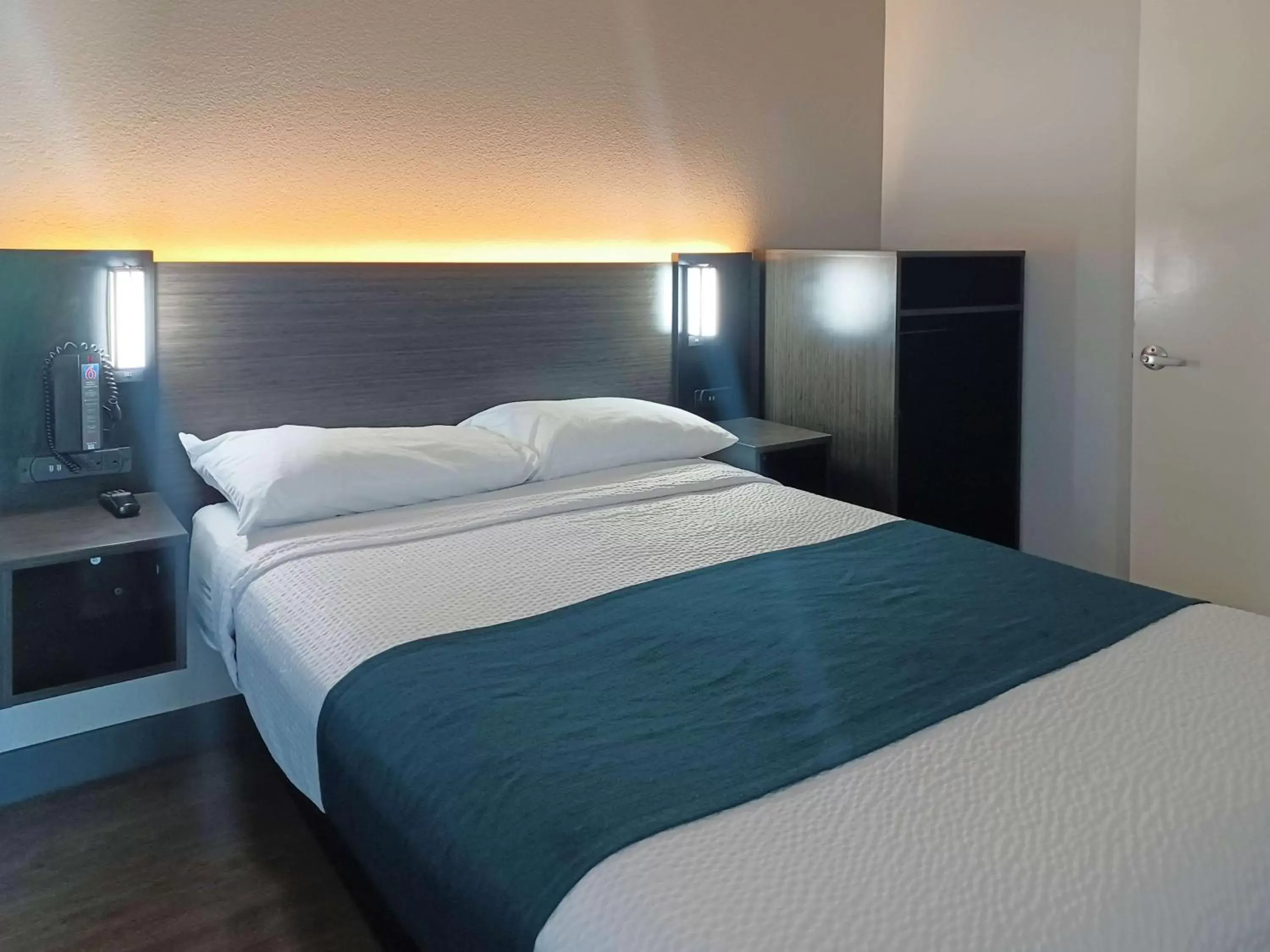 Bedroom, Bed in Motel 6-Fresno, CA - Blackstone North Bedroom, Bed in Motel 6-Fresno, CA - Blackstone North