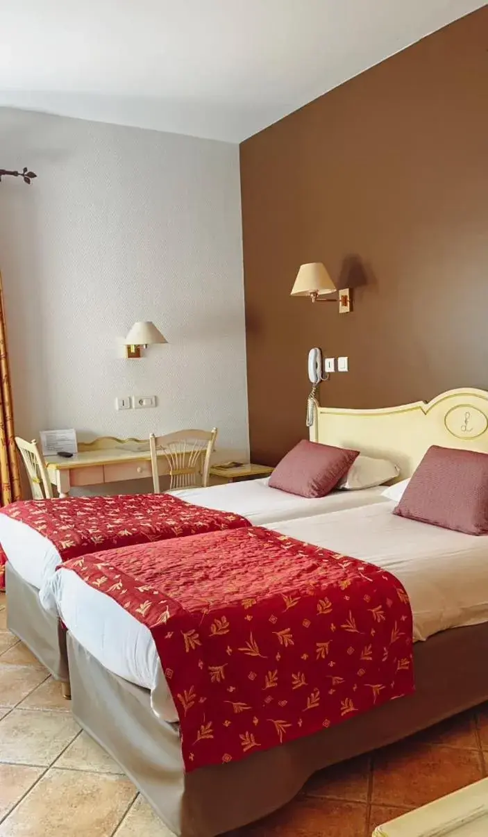 Bed in LOGIS HOTEL & RESTAURANT L'ETAPE Bouc Bel Air - Gardanne Bed in LOGIS HOTEL & RESTAURANT L'ETAPE Bouc Bel Air - Gardanne