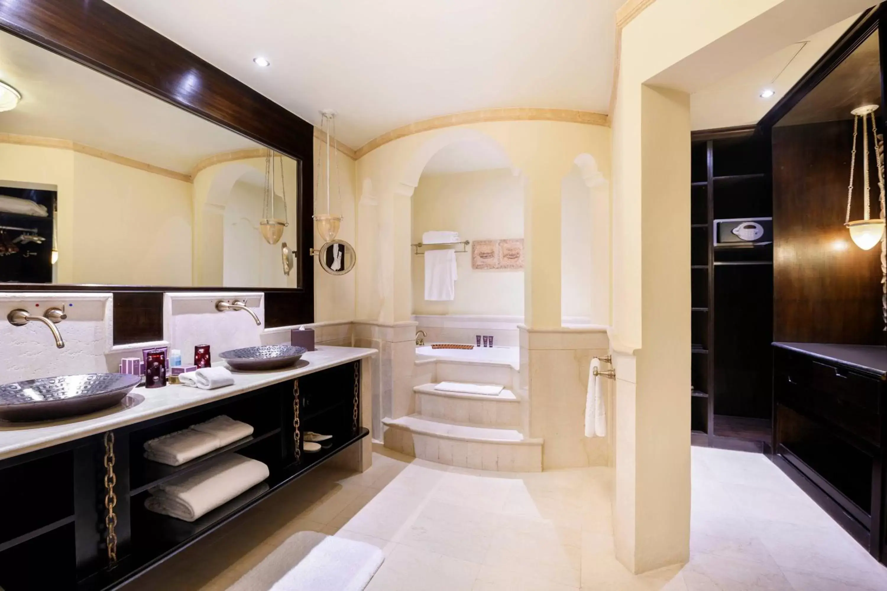 Bedroom, Bathroom in Sharq Village & Spa, a Ritz-Carlton Hotel
