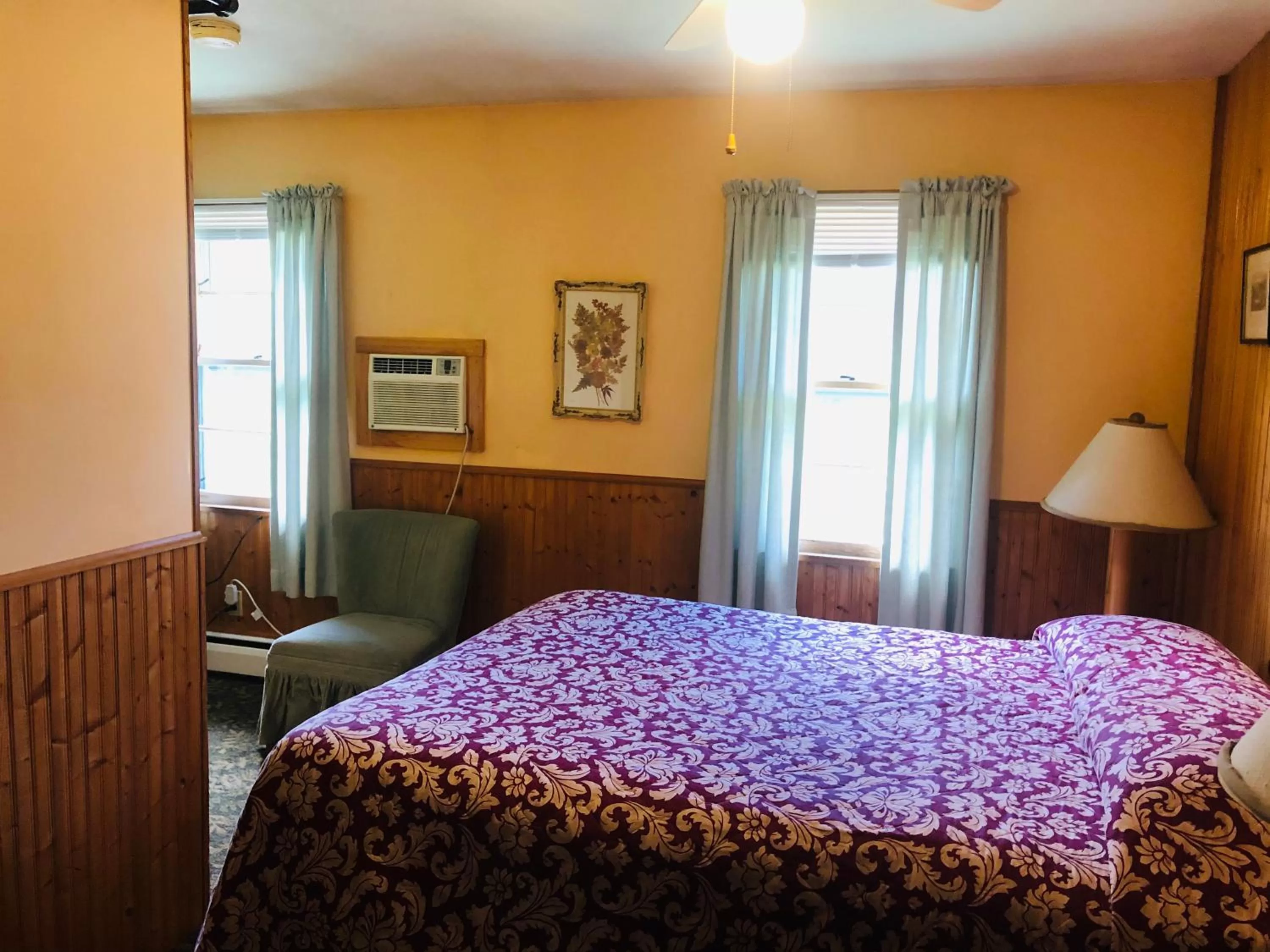 Photo of the whole room, Bed in Gray Ghost Inn