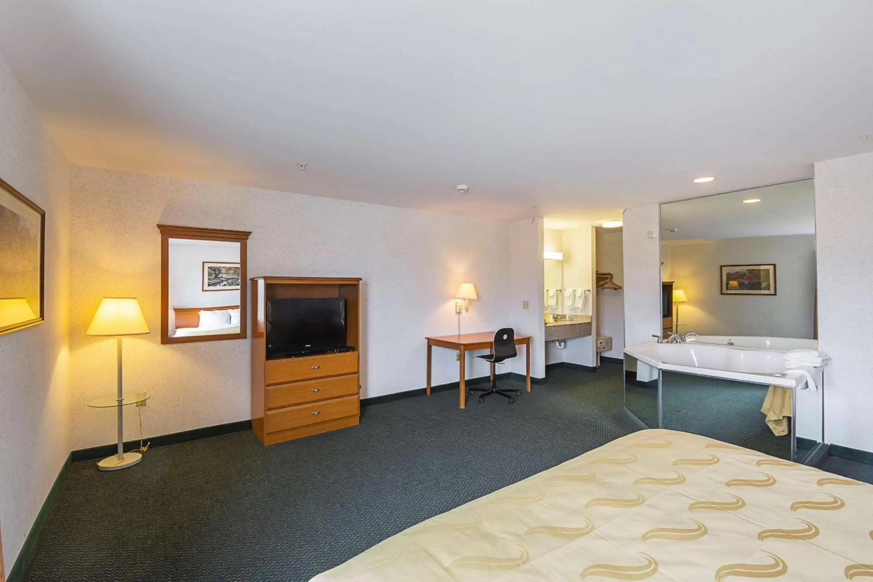 Photo of the whole room, Bed in Quality Inn & Suites Belmont Route 151