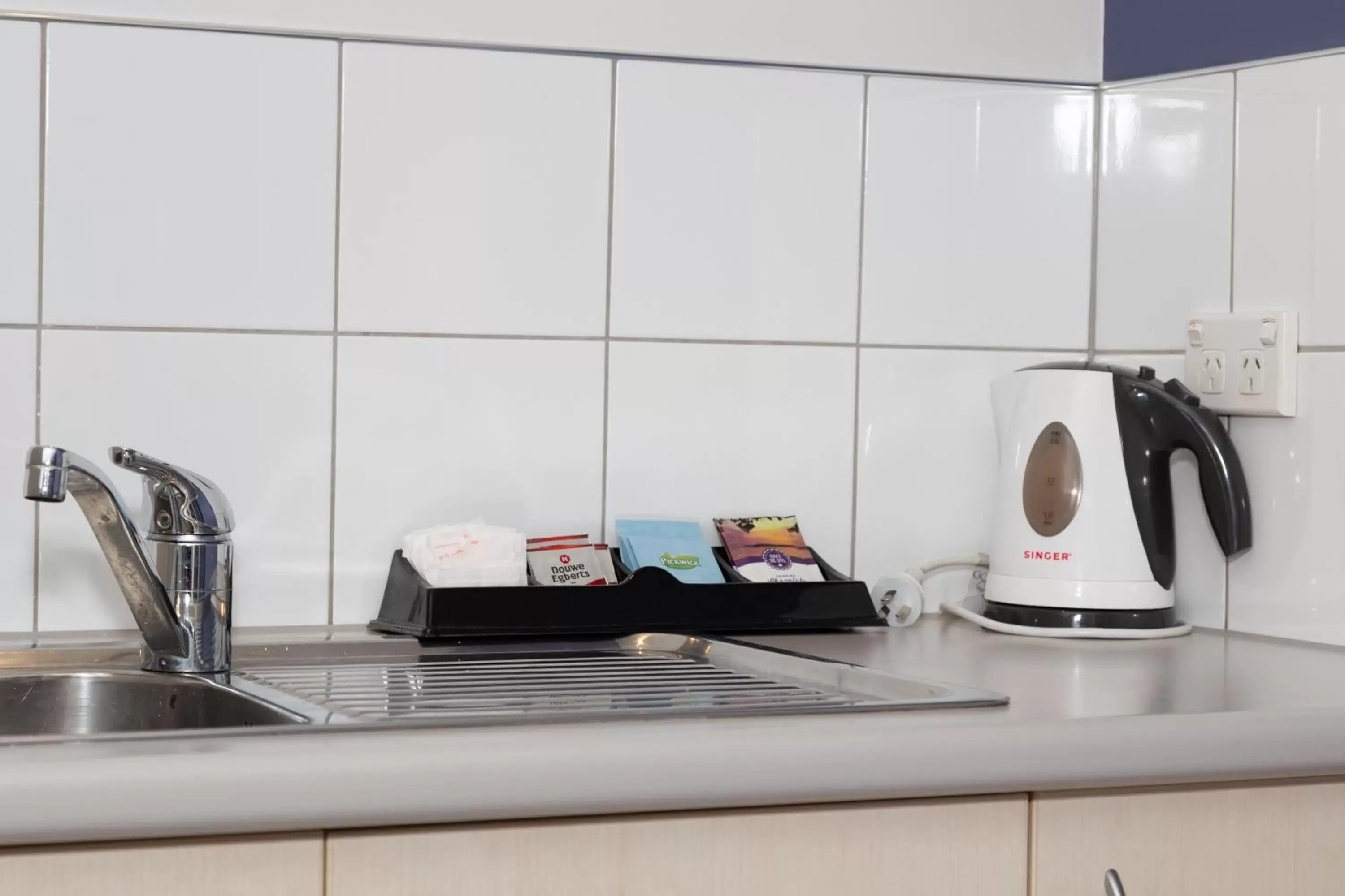 Coffee/tea facilities, Kitchen/Kitchenette in Ibis Styles Invercargill