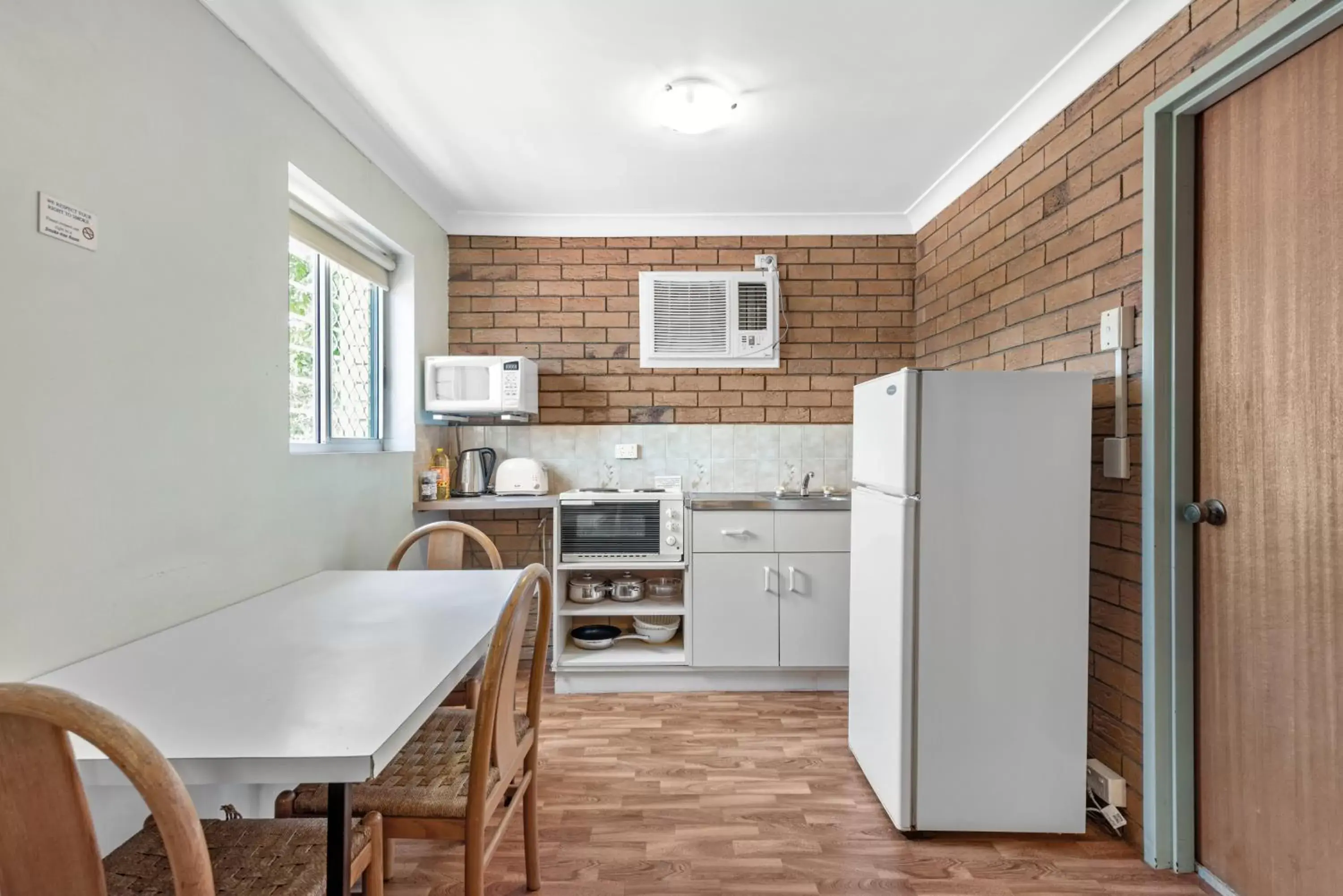 Kitchen or kitchenette, Kitchen/Kitchenette in Paramount Motel