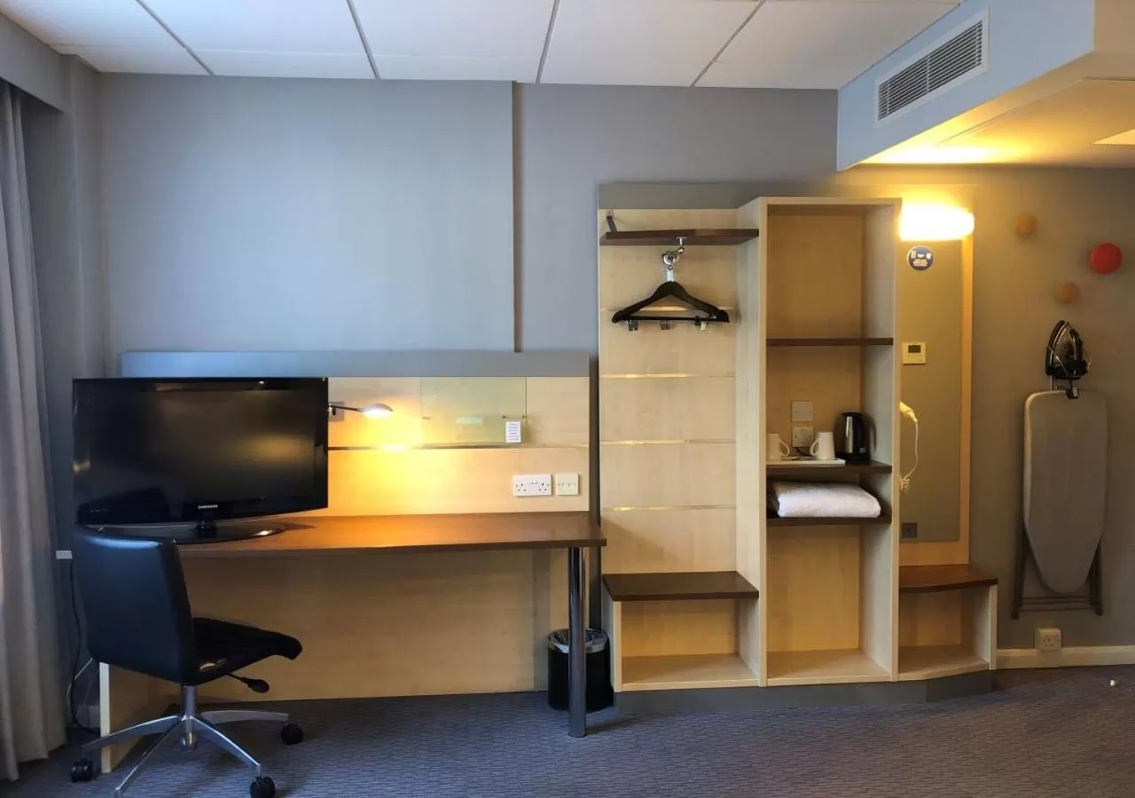 Twin Room in Holiday Inn Express Edinburgh City Centre, an IHG Hotel