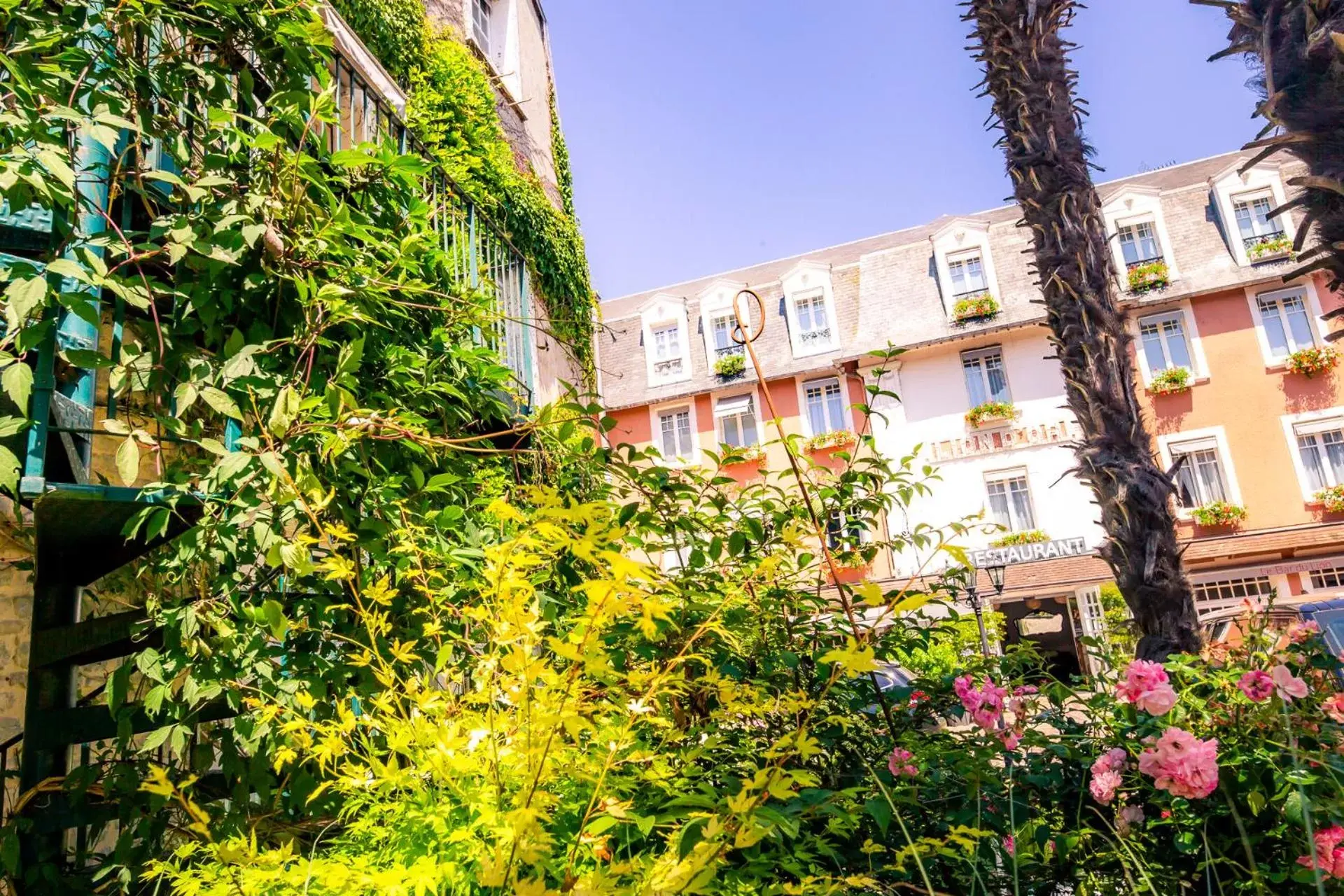 Garden, Property Building in Hotel Le Lion D'Or et Restaurant La Table Du Lion