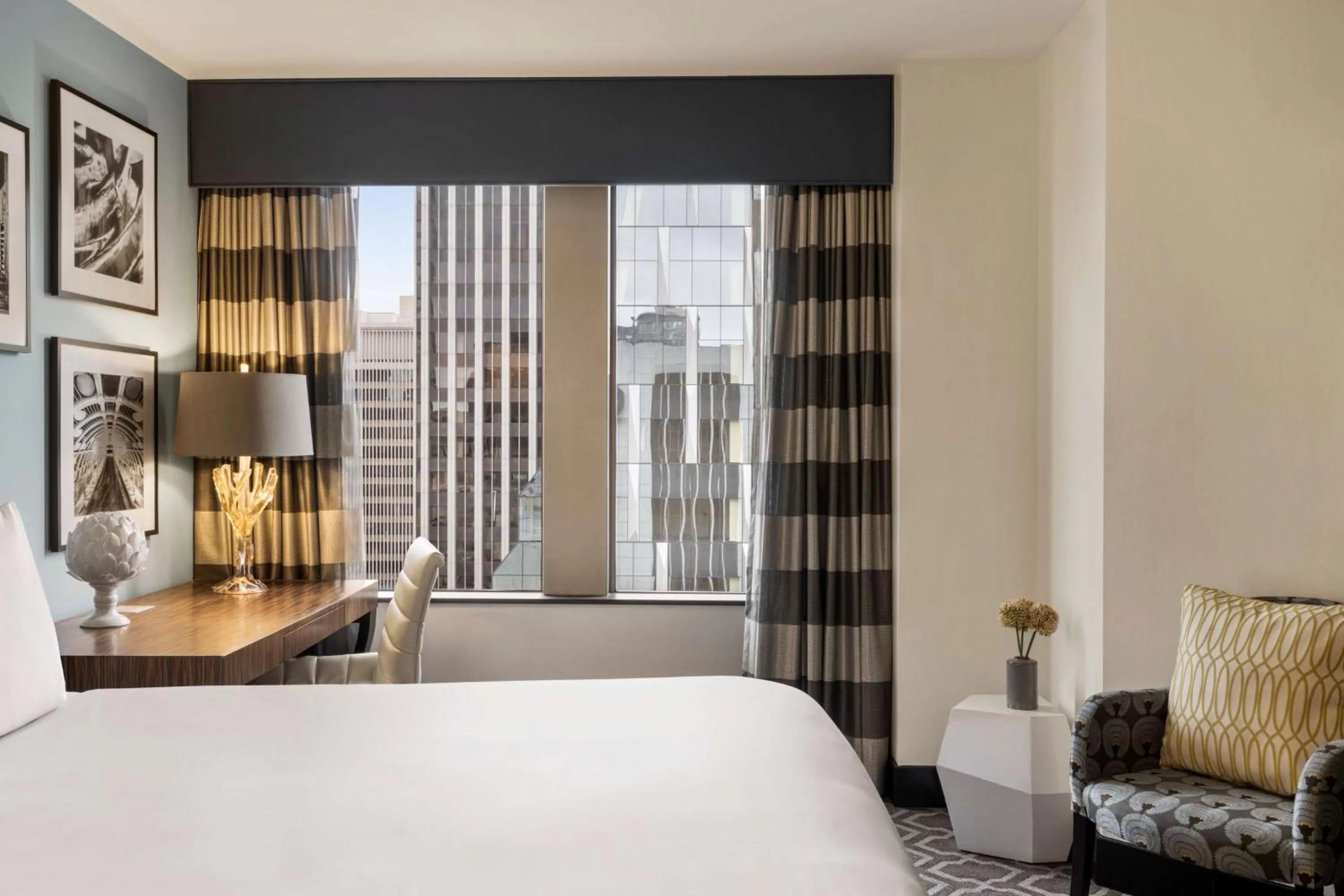 Bedroom, Bed in Hilton Motif Seattle