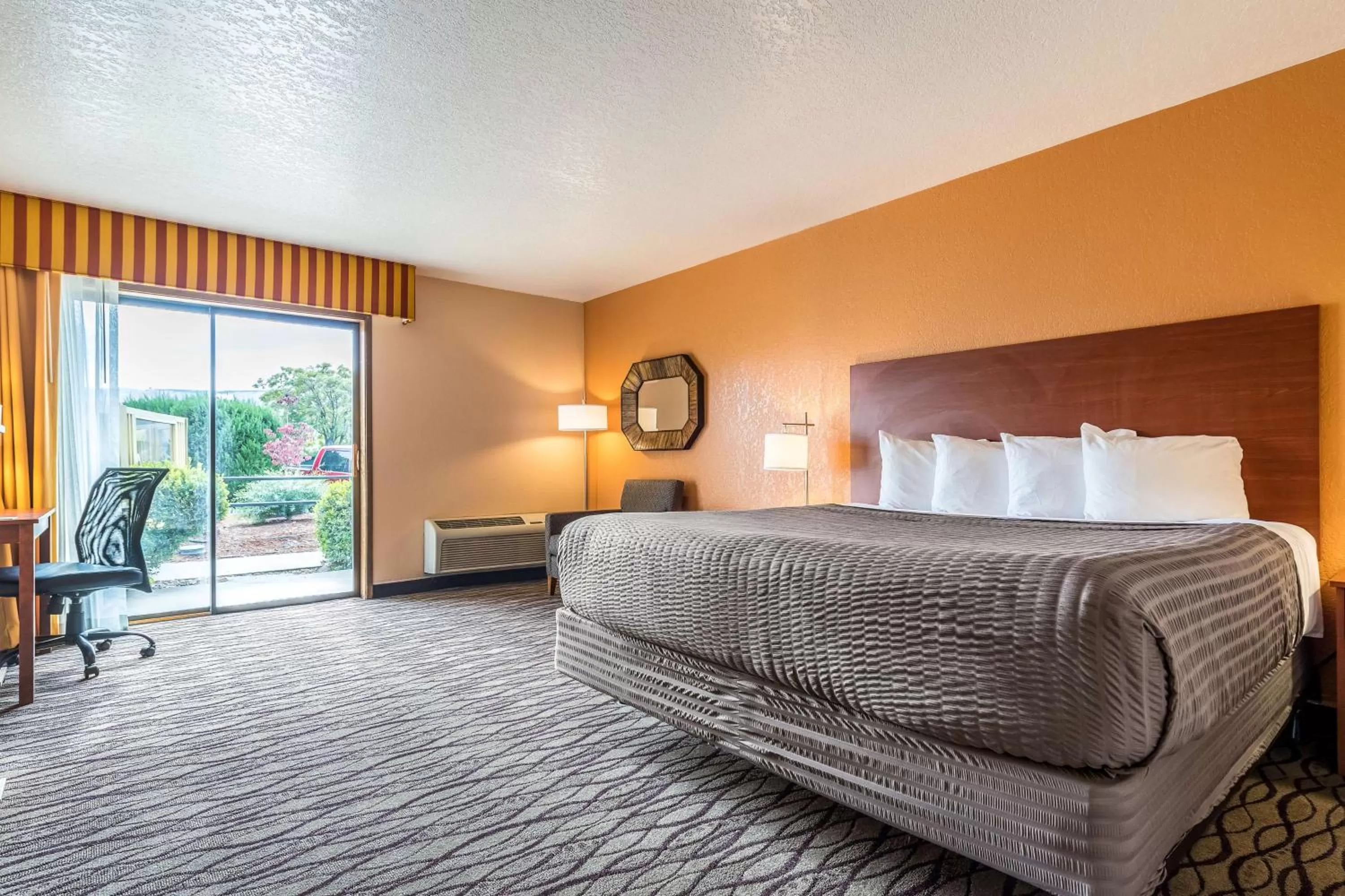 Photo of the whole room, Bed in SureStay Hotel by Best Western Wenatchee