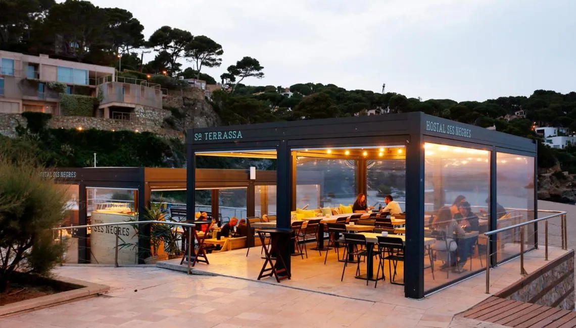 Restaurant/places to eat in Hostal Ses Negres