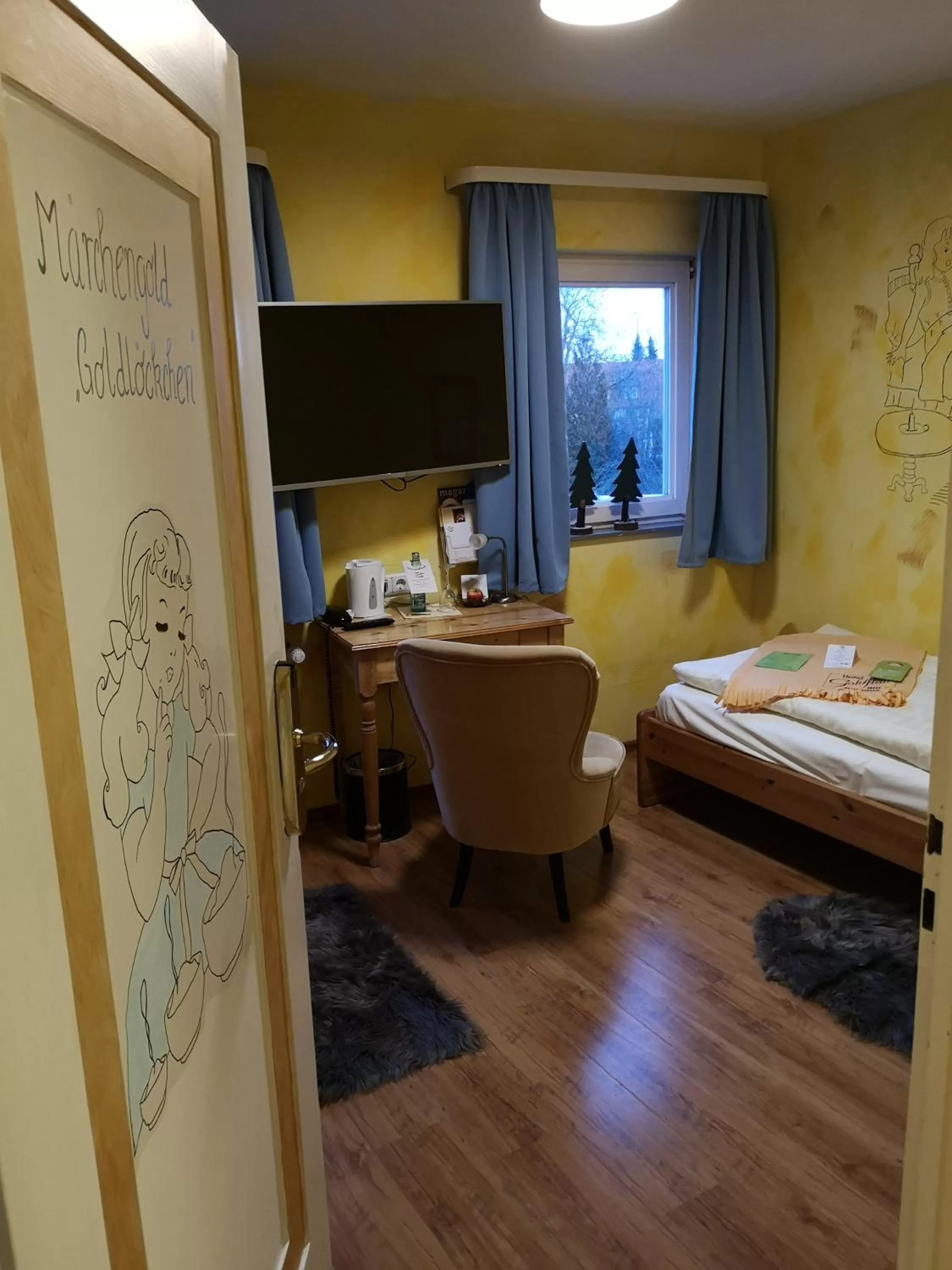 Photo of the whole room, Bed in Hotel Goldflair am Rathaus