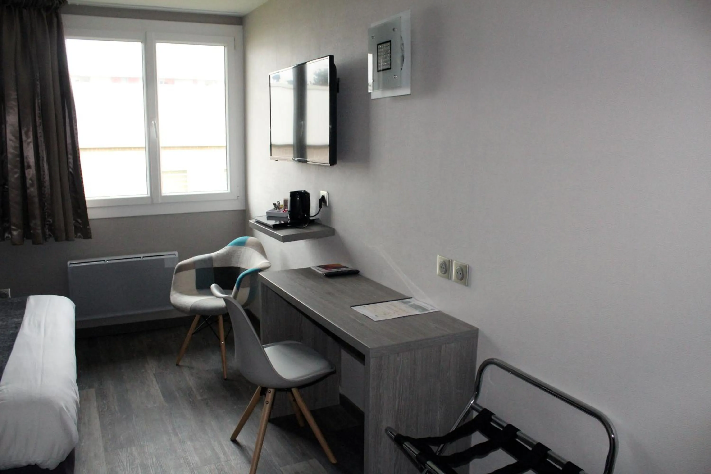 Photo of the whole room in The Originals City, Hôtel La Terrasse, Tours Nord