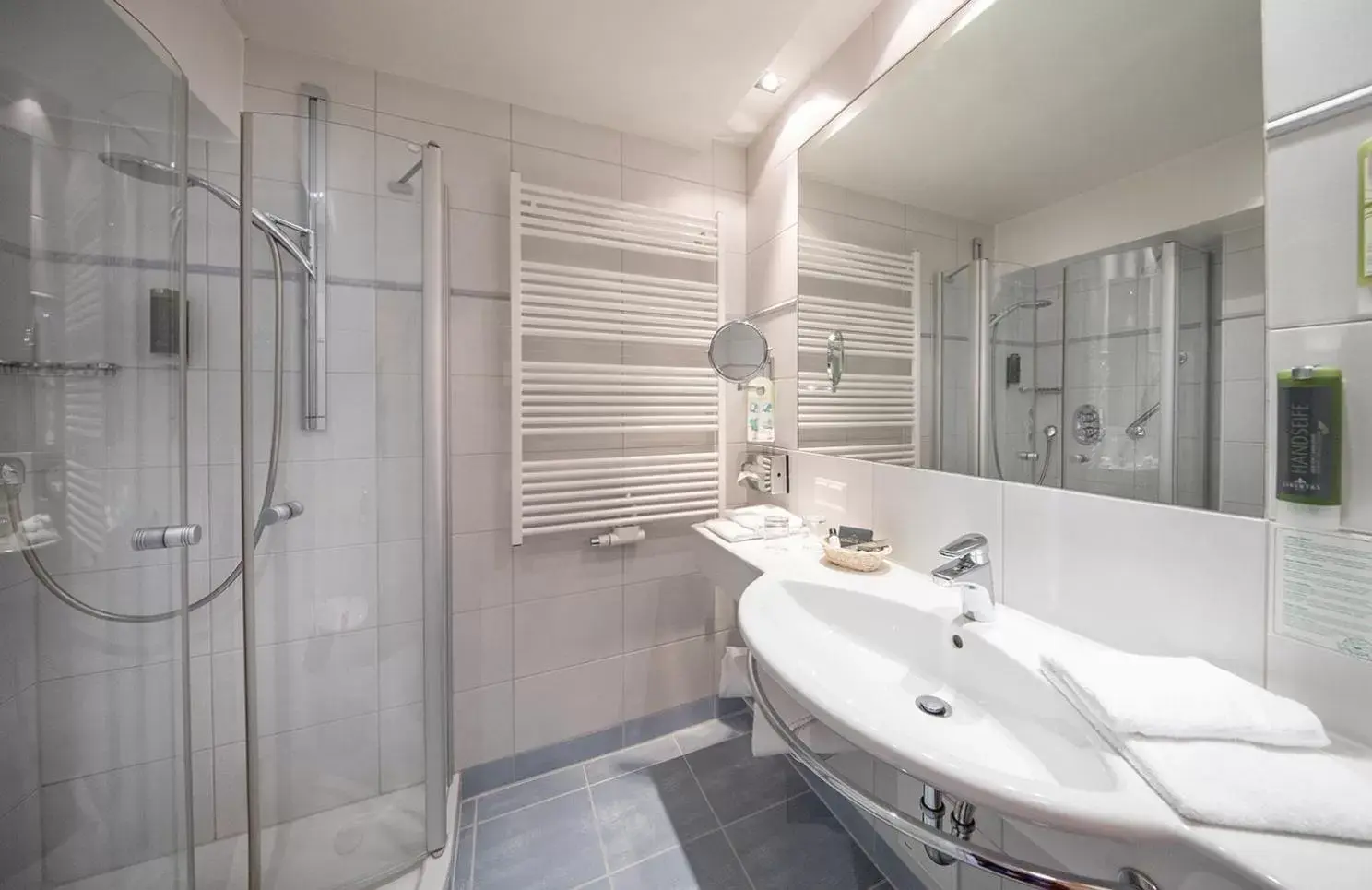 Bathroom in Hotel Latini Bathroom in Hotel Latini