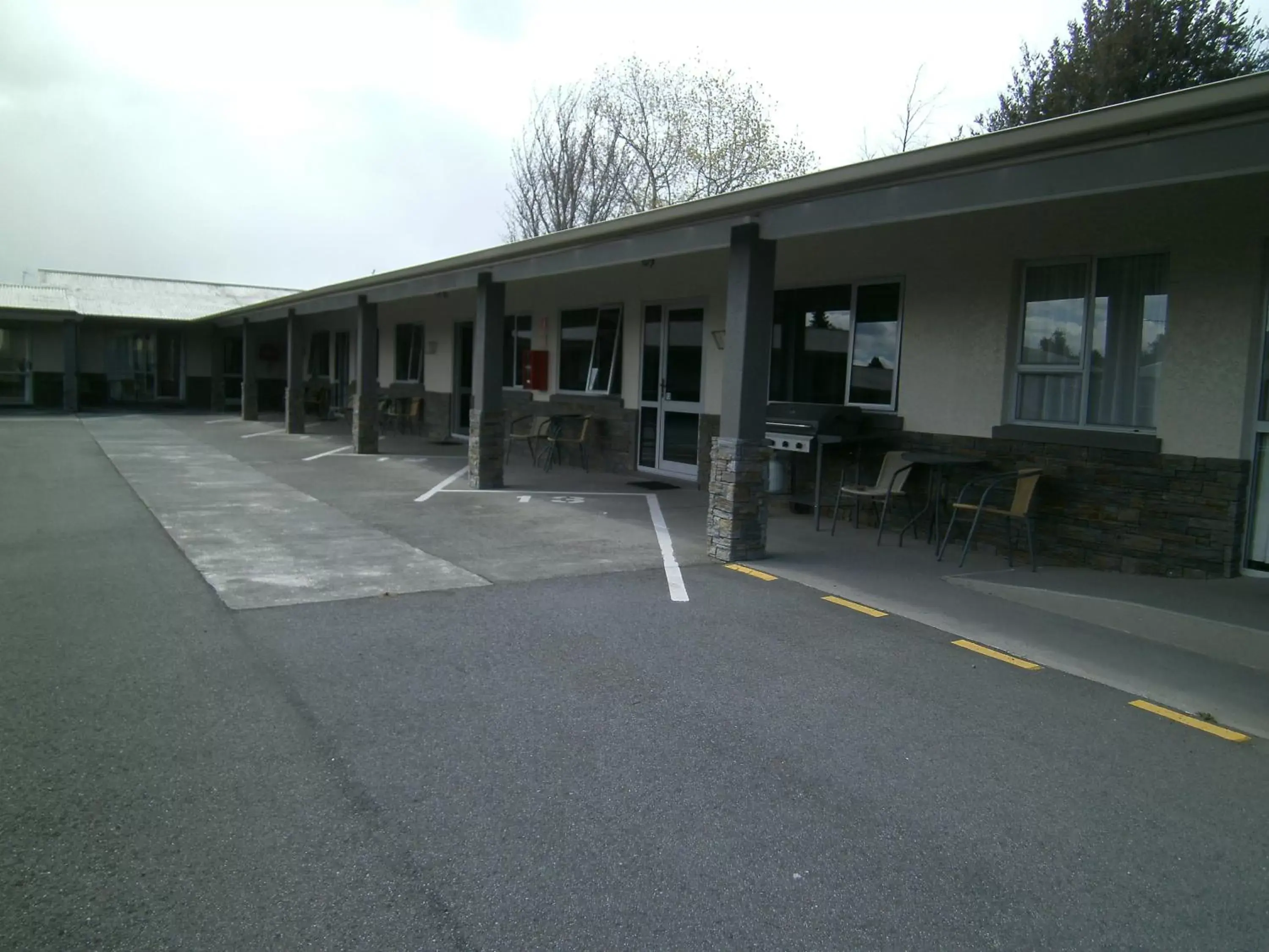 Facade/entrance, Property Building in Anchorage Motel Apartments