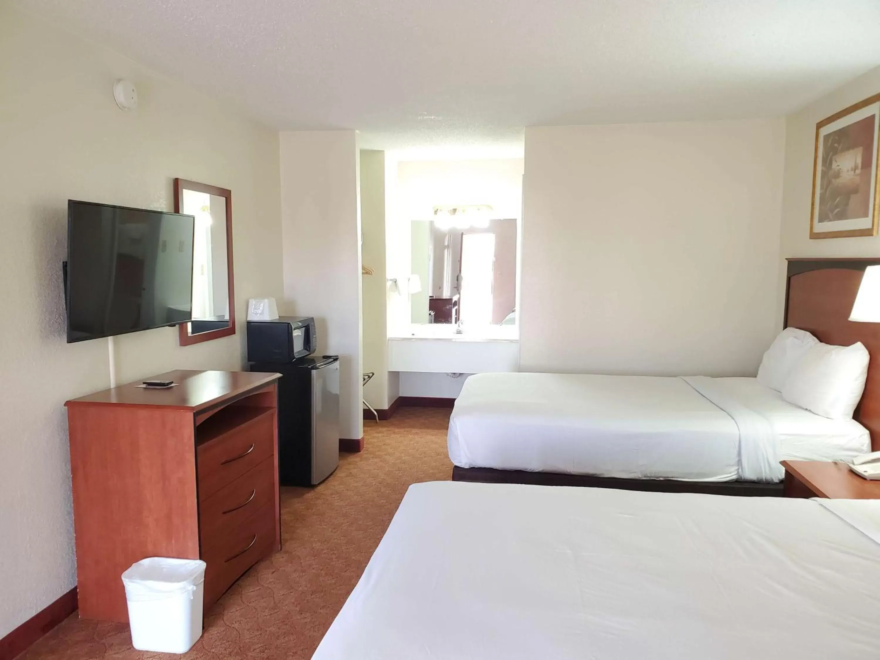 Photo of the whole room, Bed in Motel 6 Shamrock TX Photo of the whole room, Bed in Motel 6 Shamrock TX