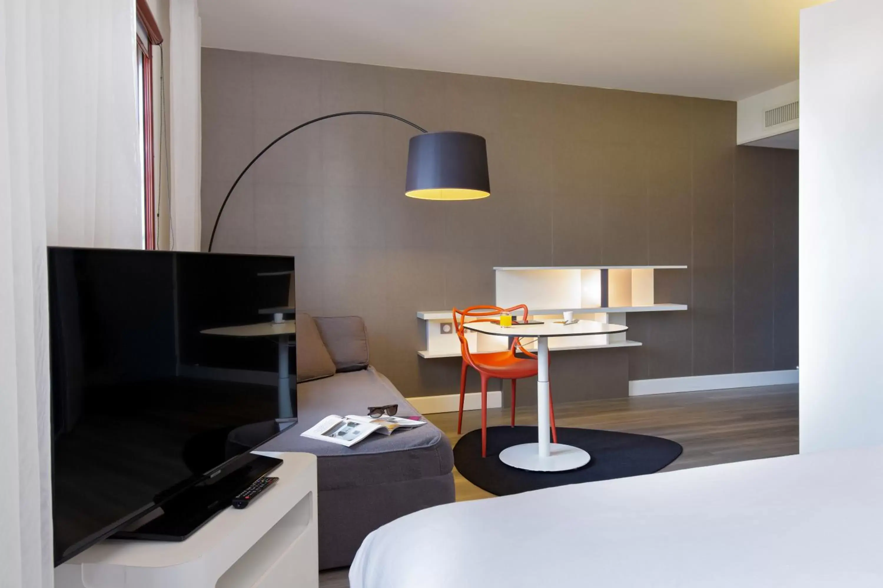 Bedroom, TV/Entertainment Center in Novotel Suites Perpignan Centre