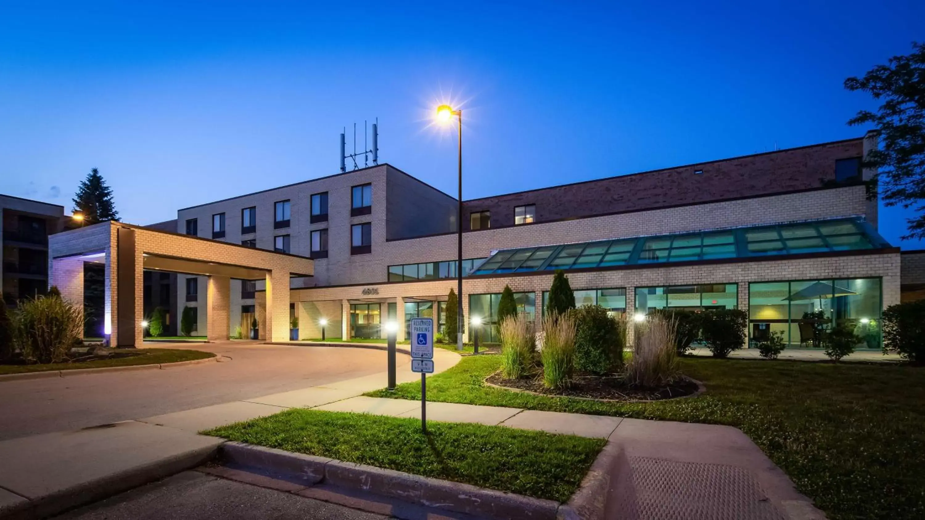 Property building in Best Western East Towne Suites Property building in Best Western East Towne Suites