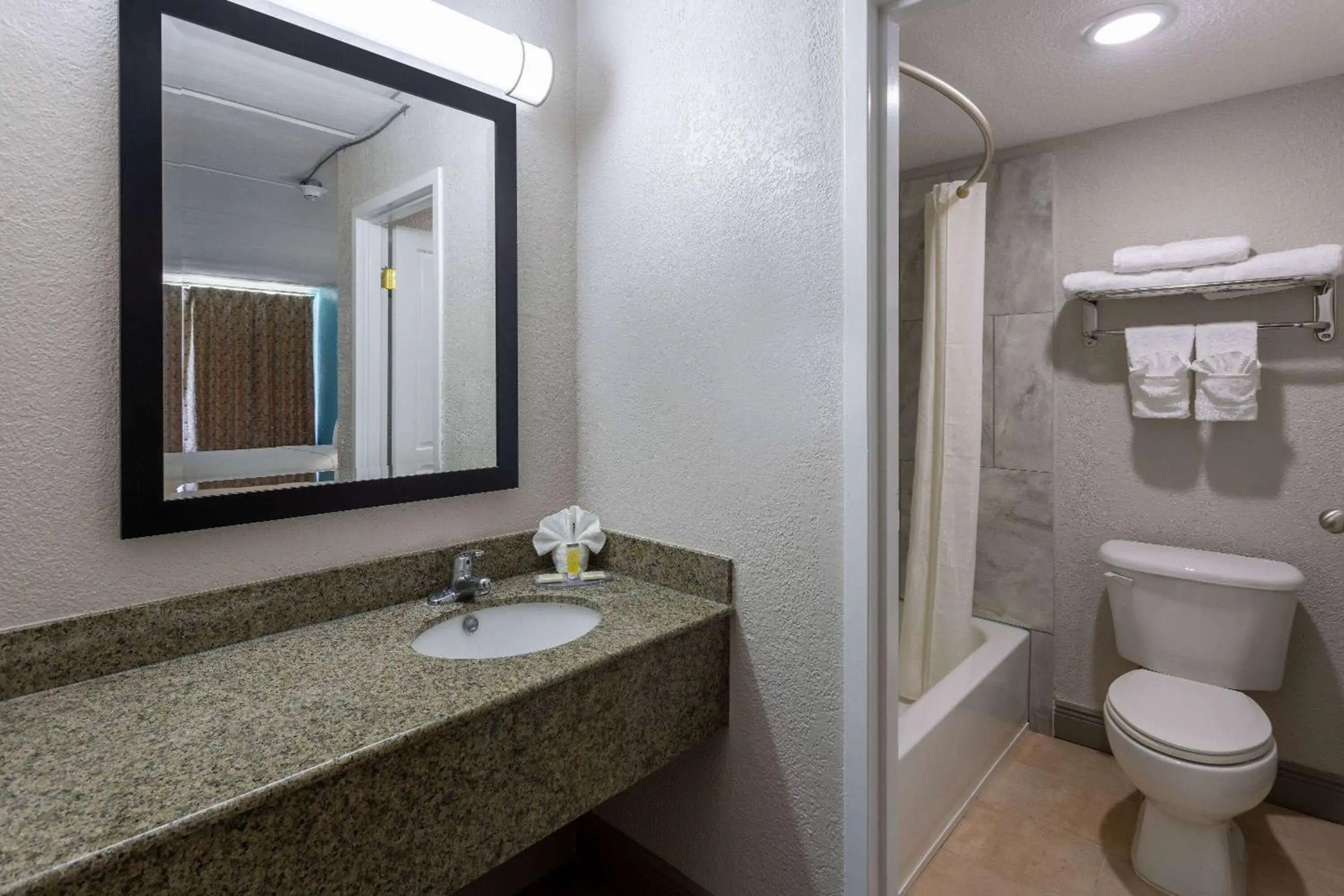 TV and multimedia, Bathroom in Travelodge by Wyndham Kingsland GA