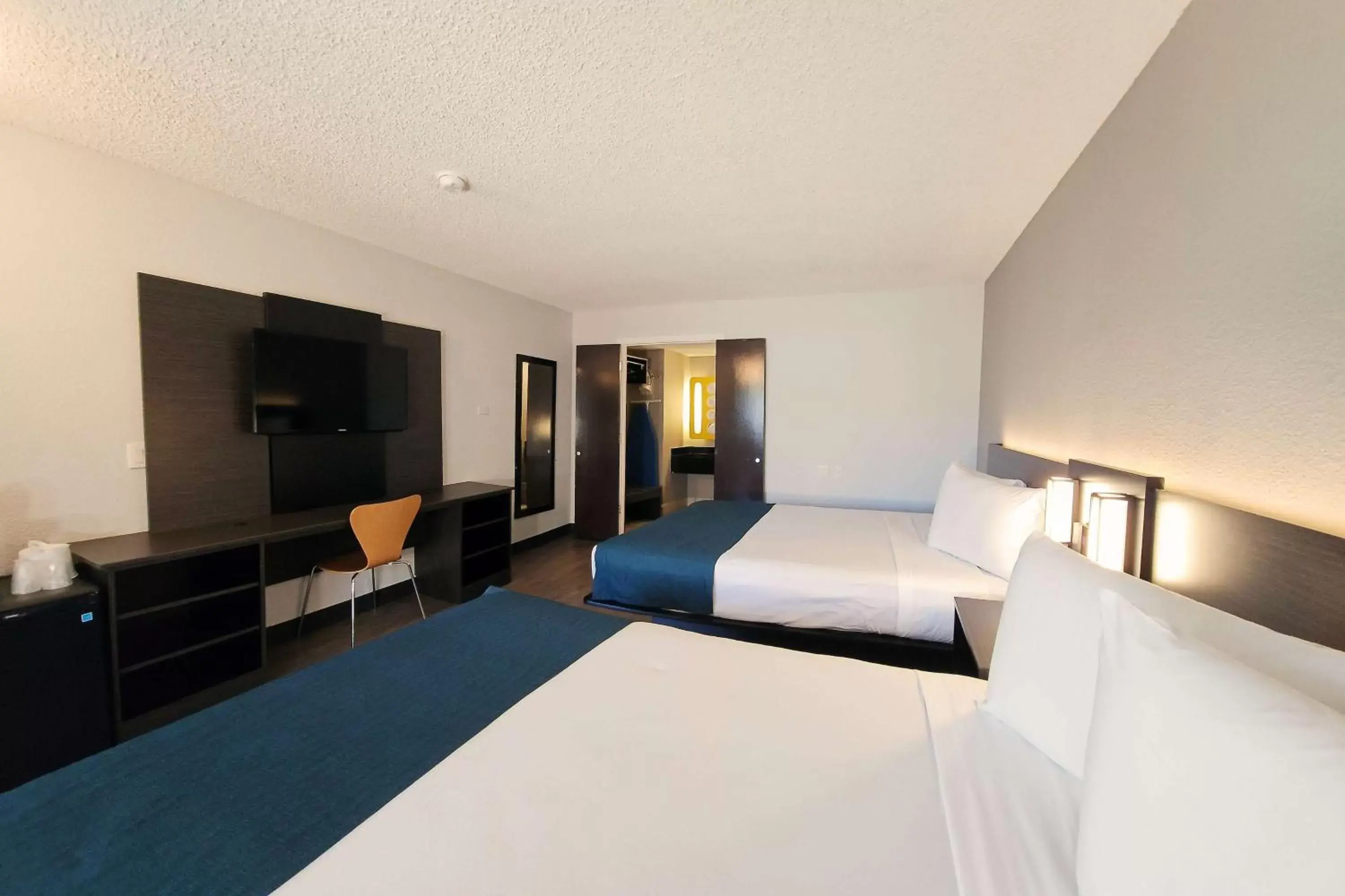 Bedroom, TV/Entertainment Center in Motel 6-Anaheim, CA - Maingate