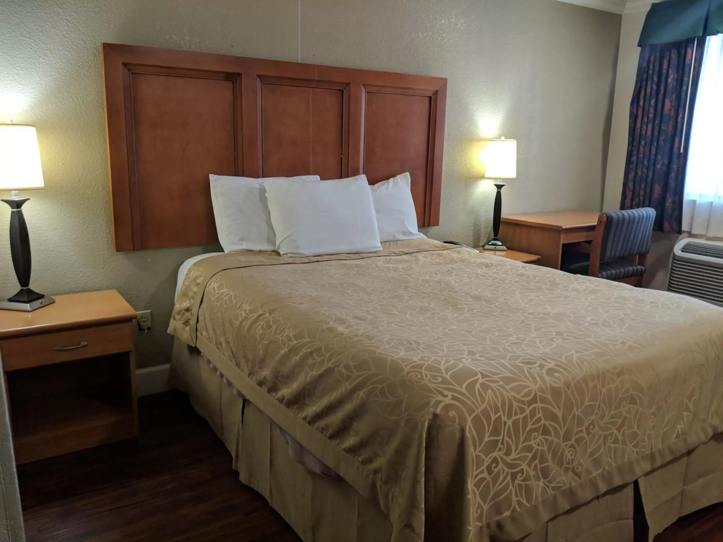 Photo of the whole room, Bed in Budget Inn