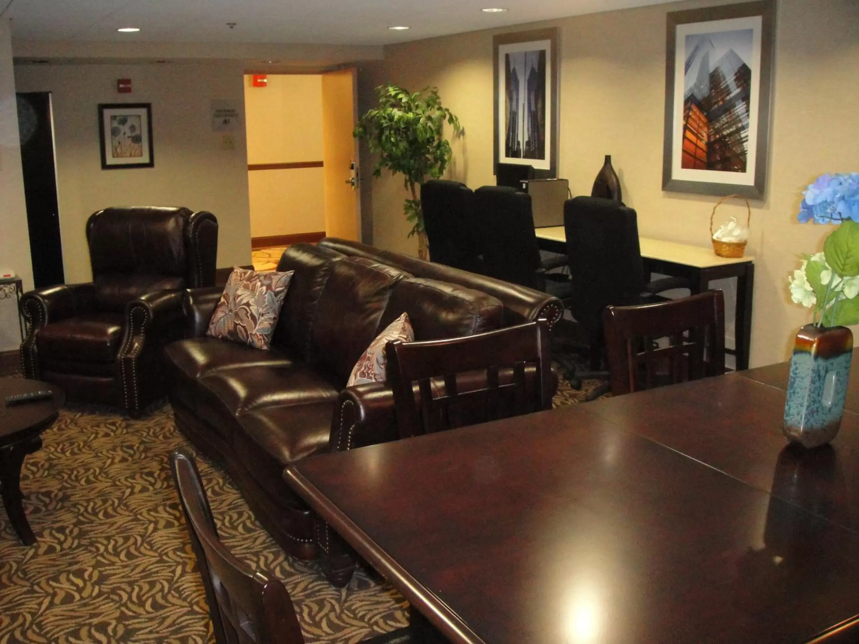 Communal lounge/ TV room, Lobby/Reception in Wyndham Garden Philadelphia Airport