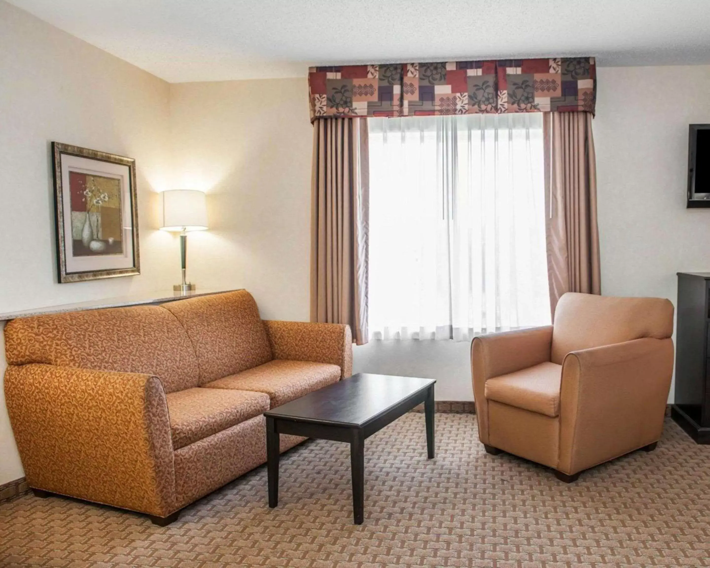 Photo of the whole room, Seating Area in Comfort Suites Southport