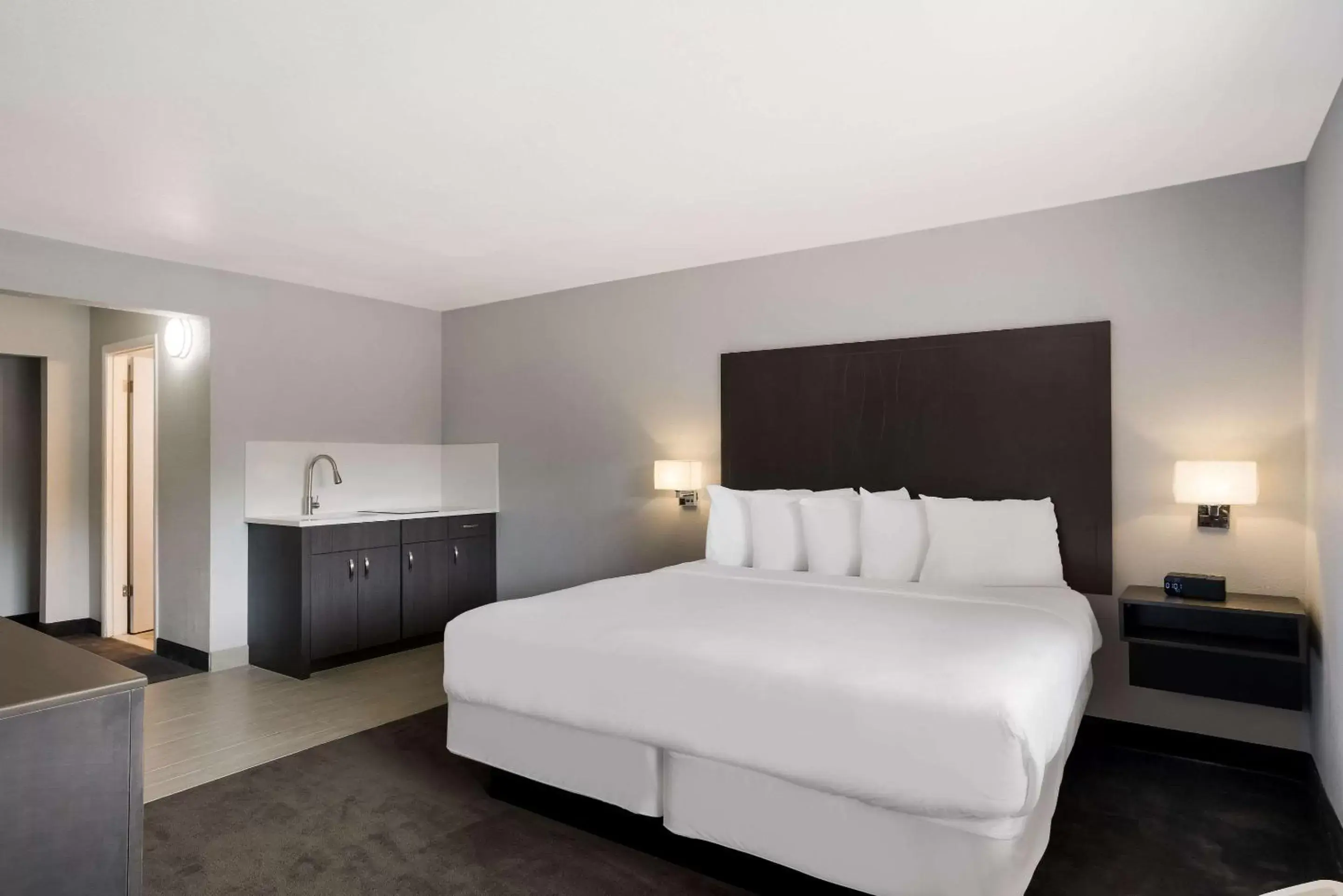 Bedroom, Bed in Richland Riverfront Hotel, Ascend Hotel Collection