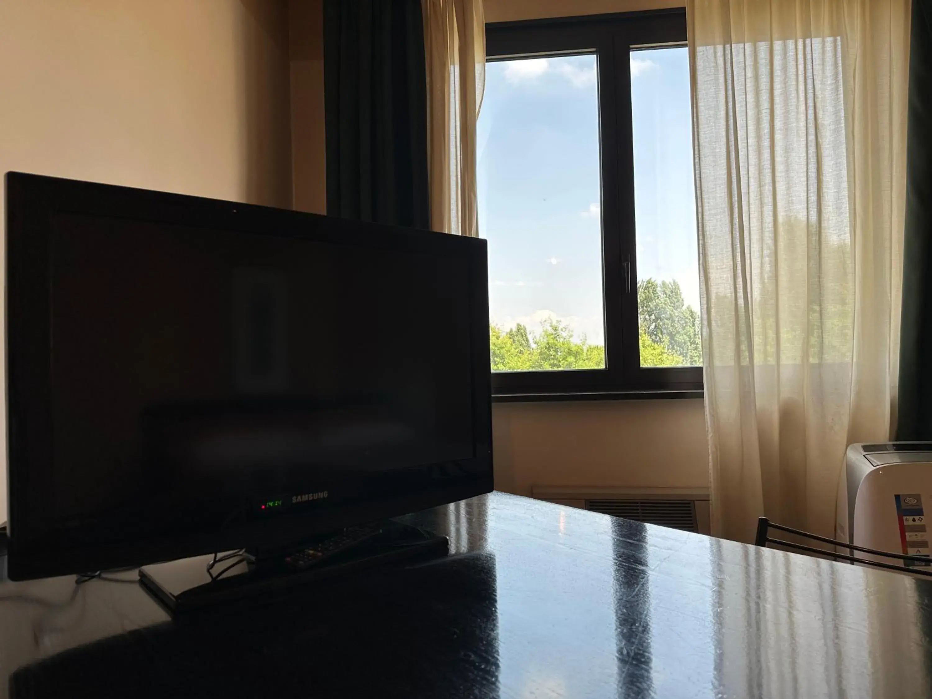 TV and multimedia, TV/Entertainment Center in Hotel Griselda