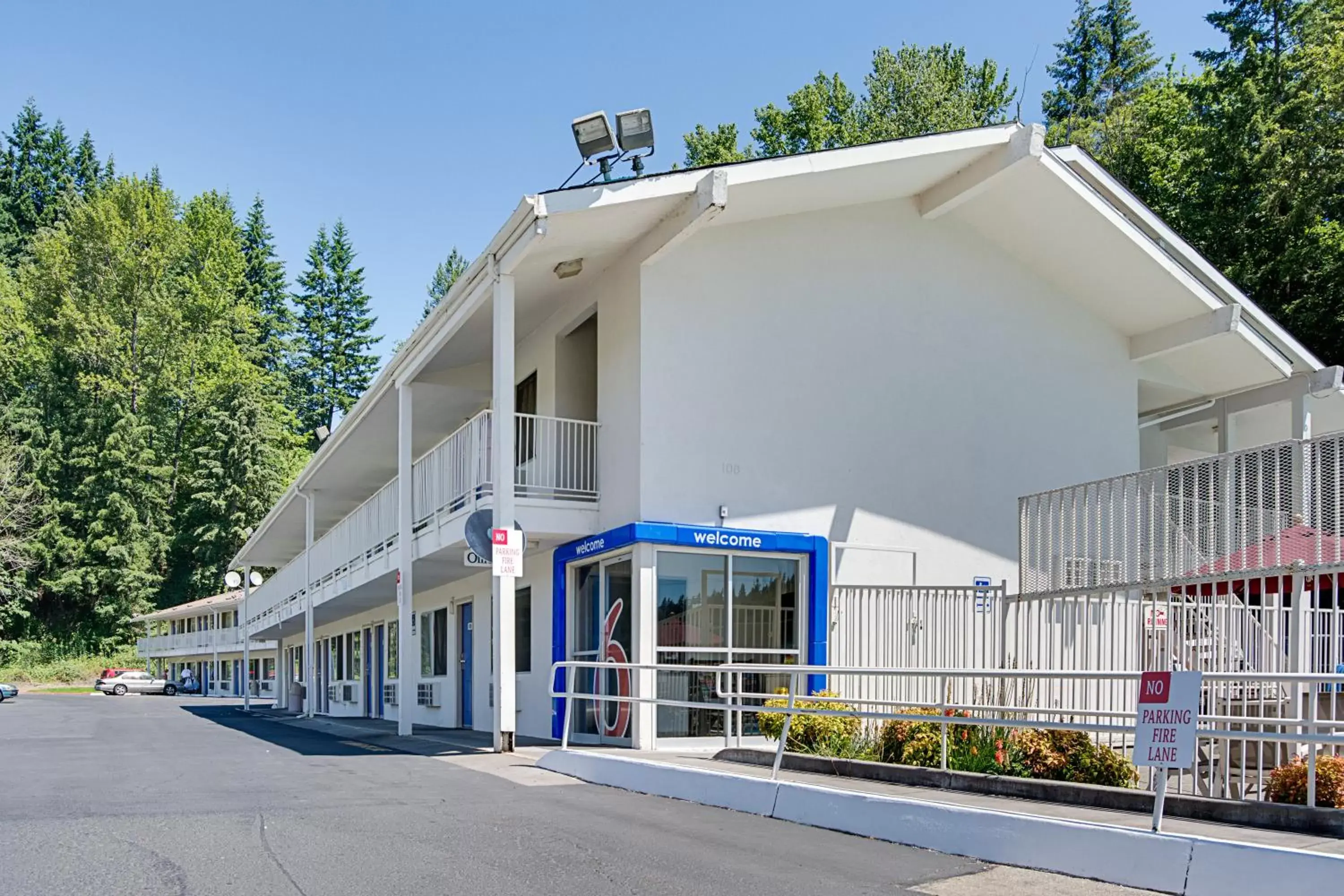 Facade/entrance, Property Building in Motel 6-Kelso, WA - Mt. St. Helens