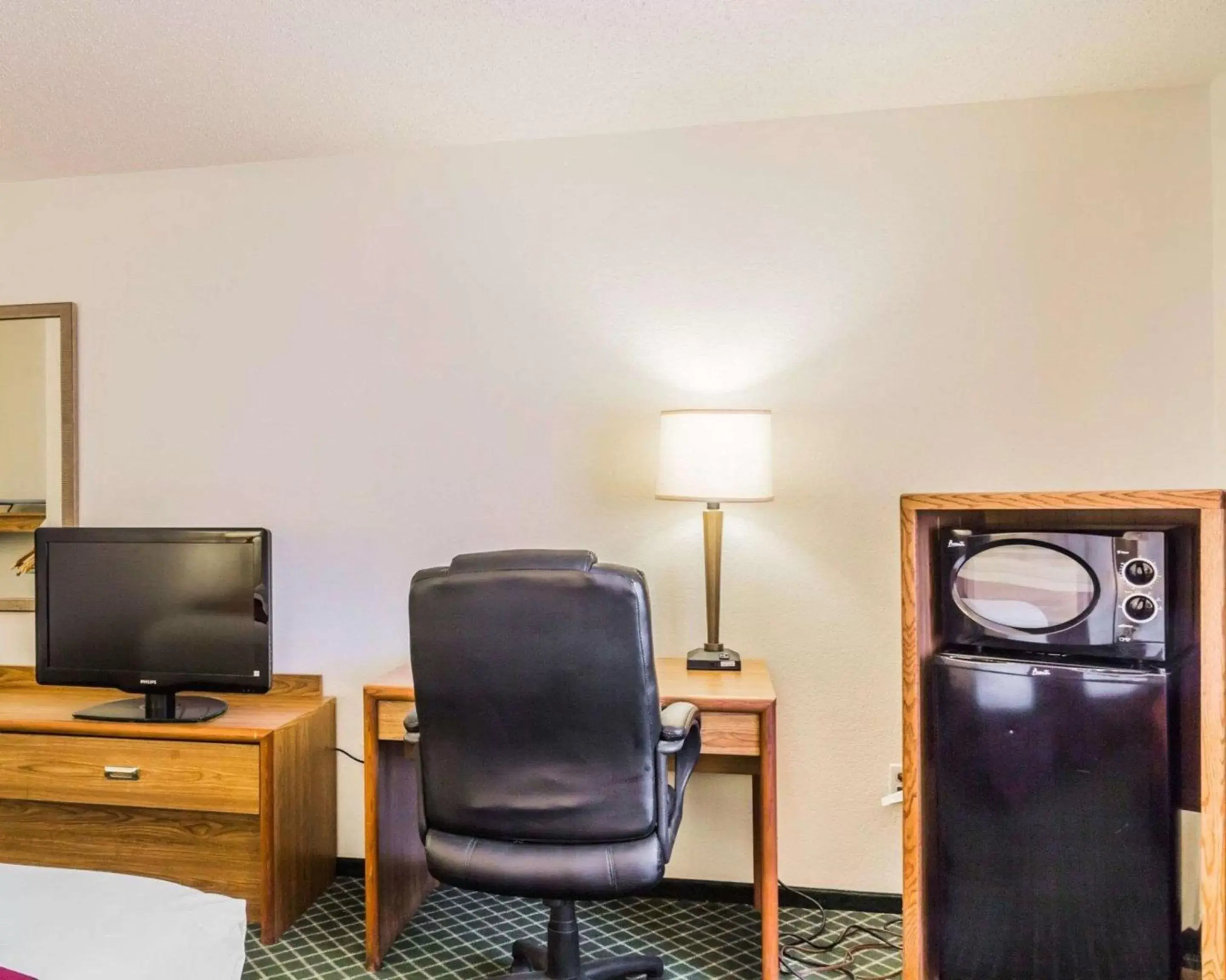 Photo of the whole room, TV/Entertainment Center in Quality Inn & Suites Golden - Denver West