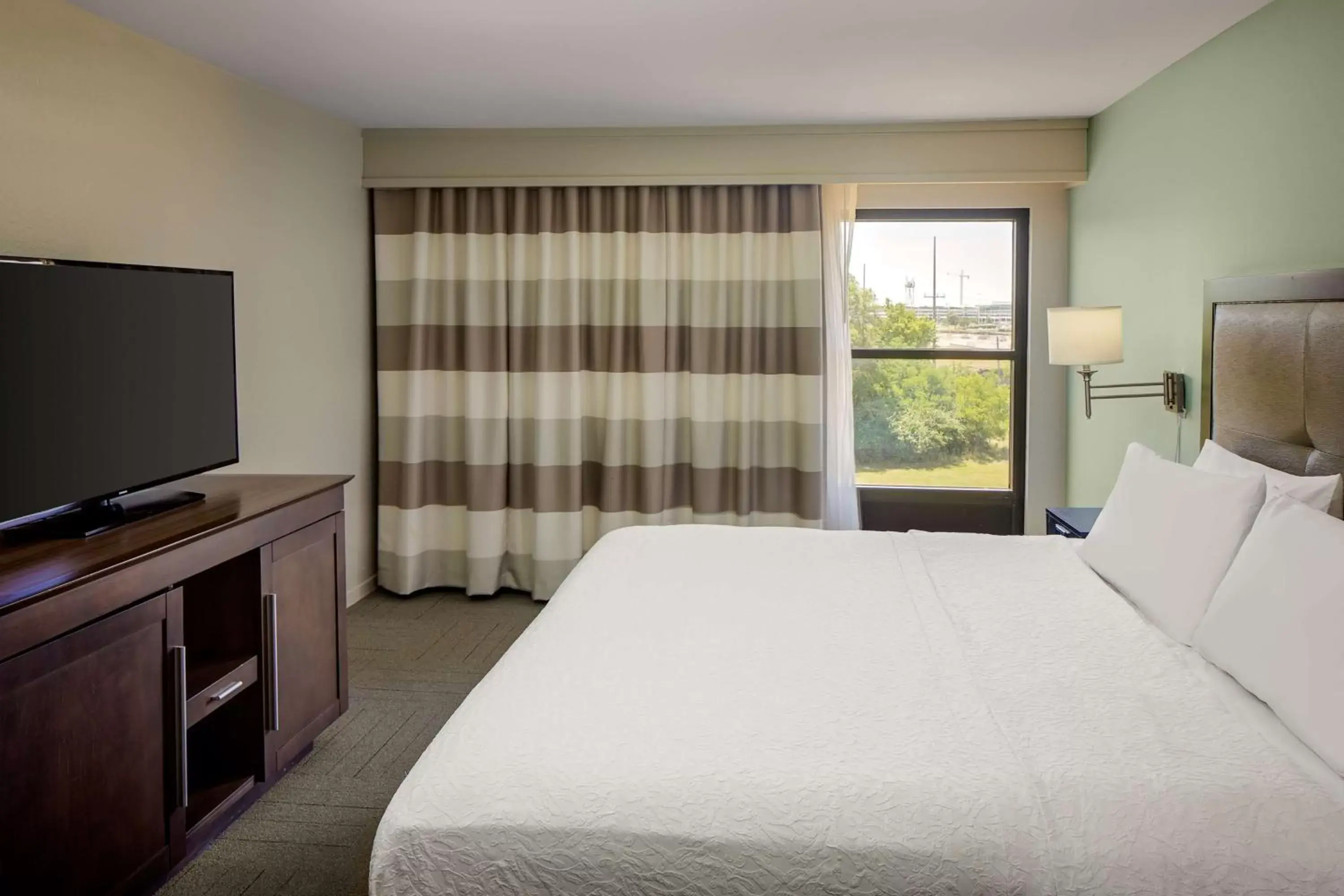 Bed in Hampton Inn & Suites Nashville-Airport