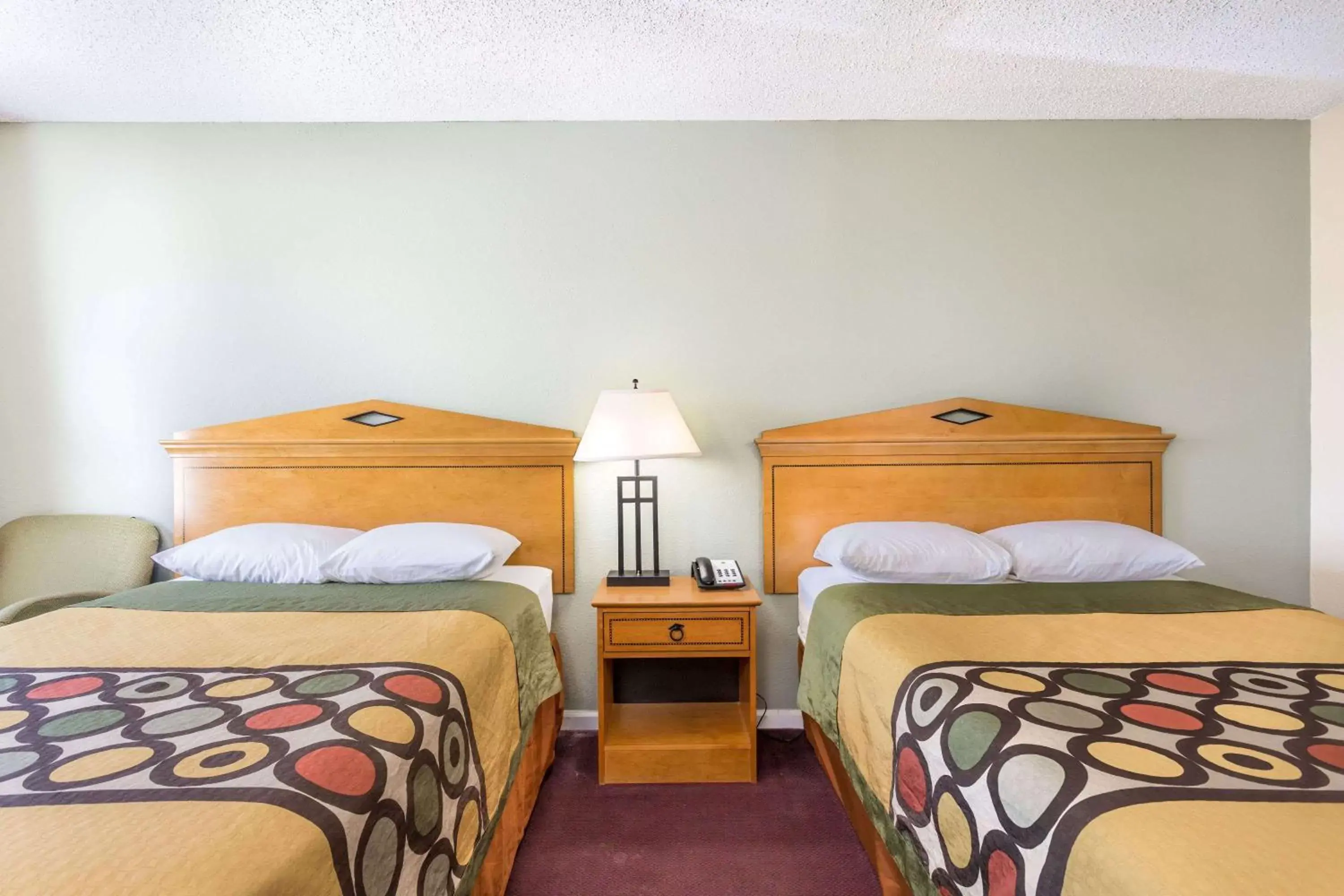 Photo of the whole room, Bed in Super 8 by Wyndham Manning