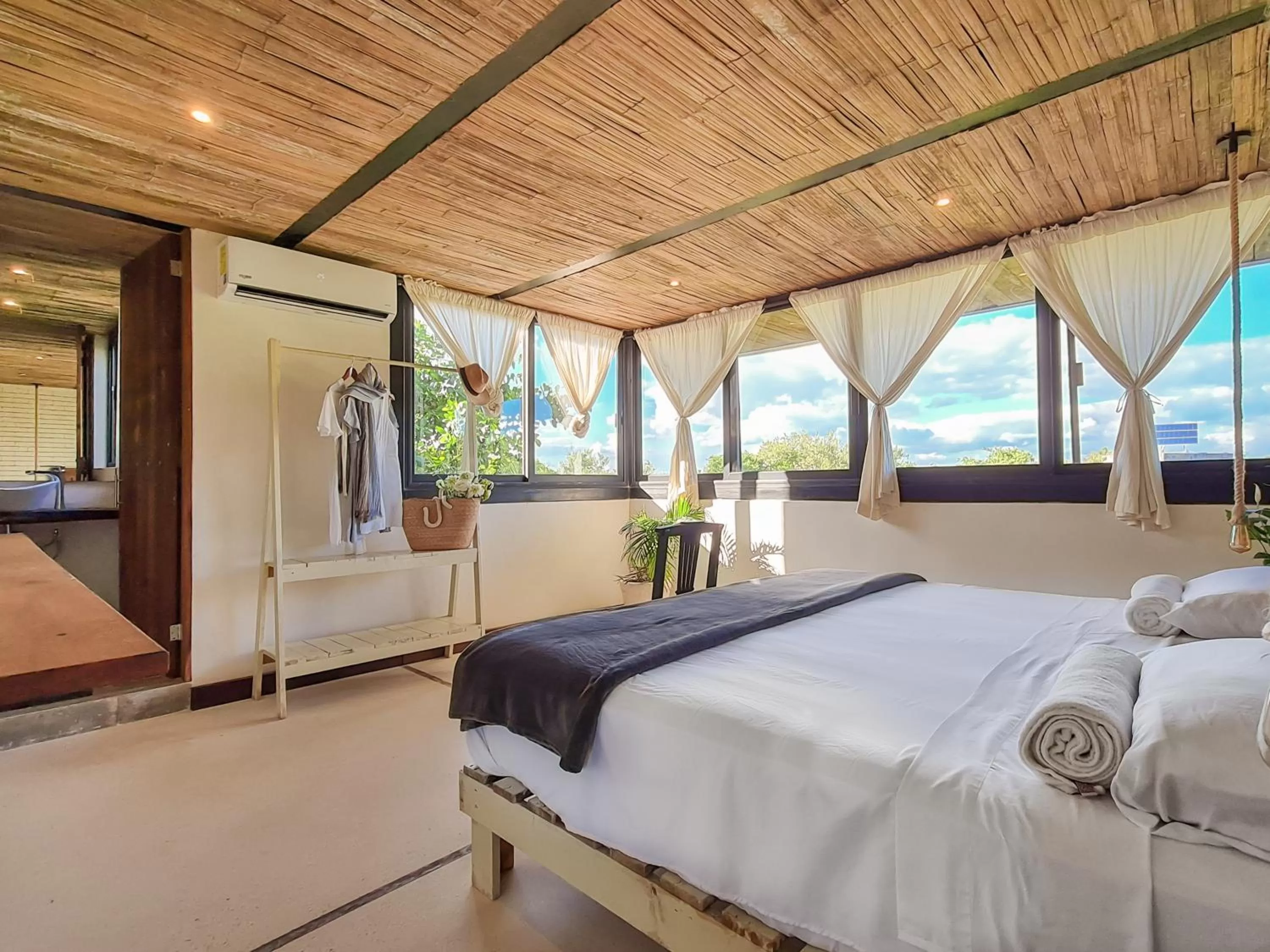 Photo of the whole room, Bed in Suites Tulum
