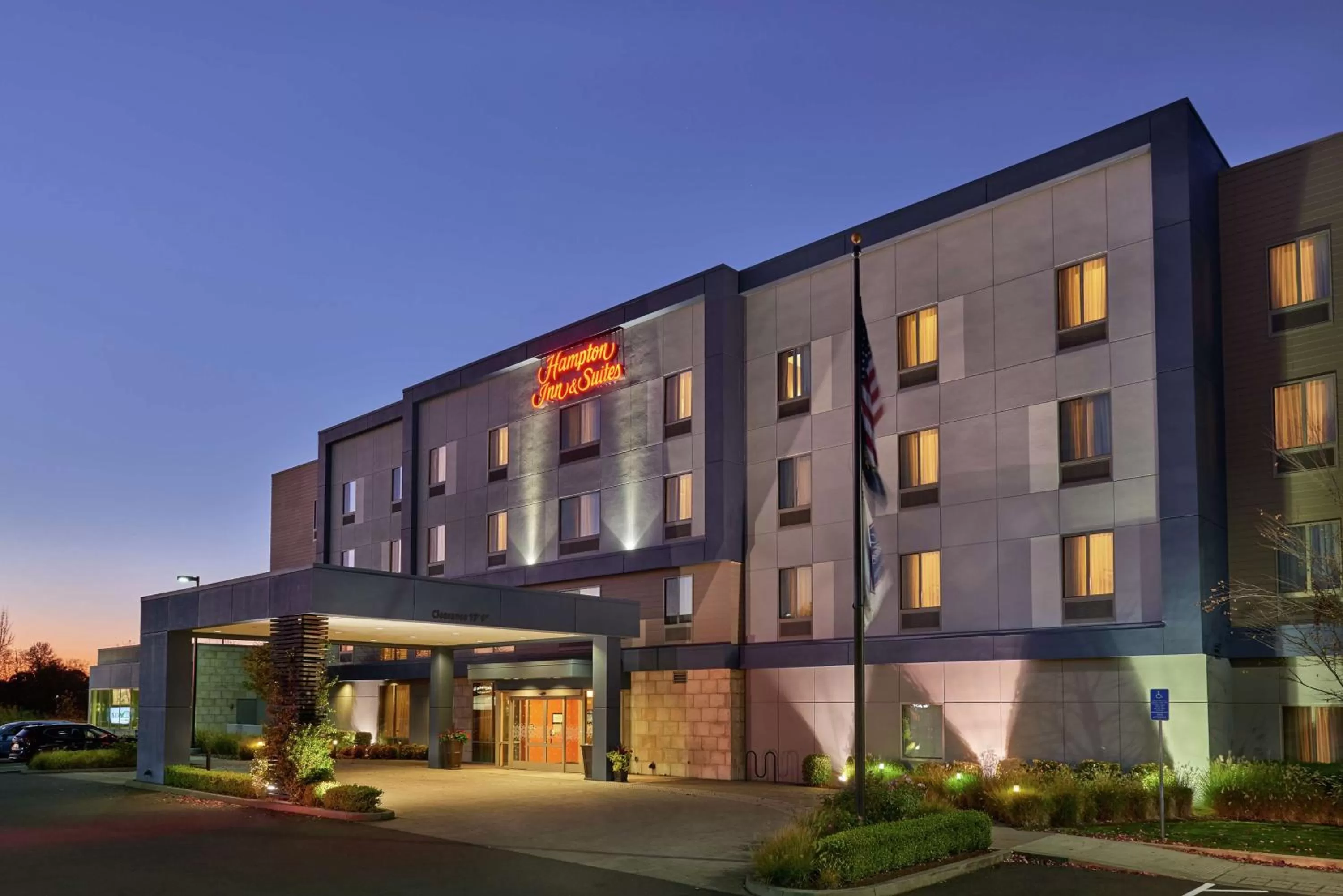 Property building in Hampton Inn and Suites Salem