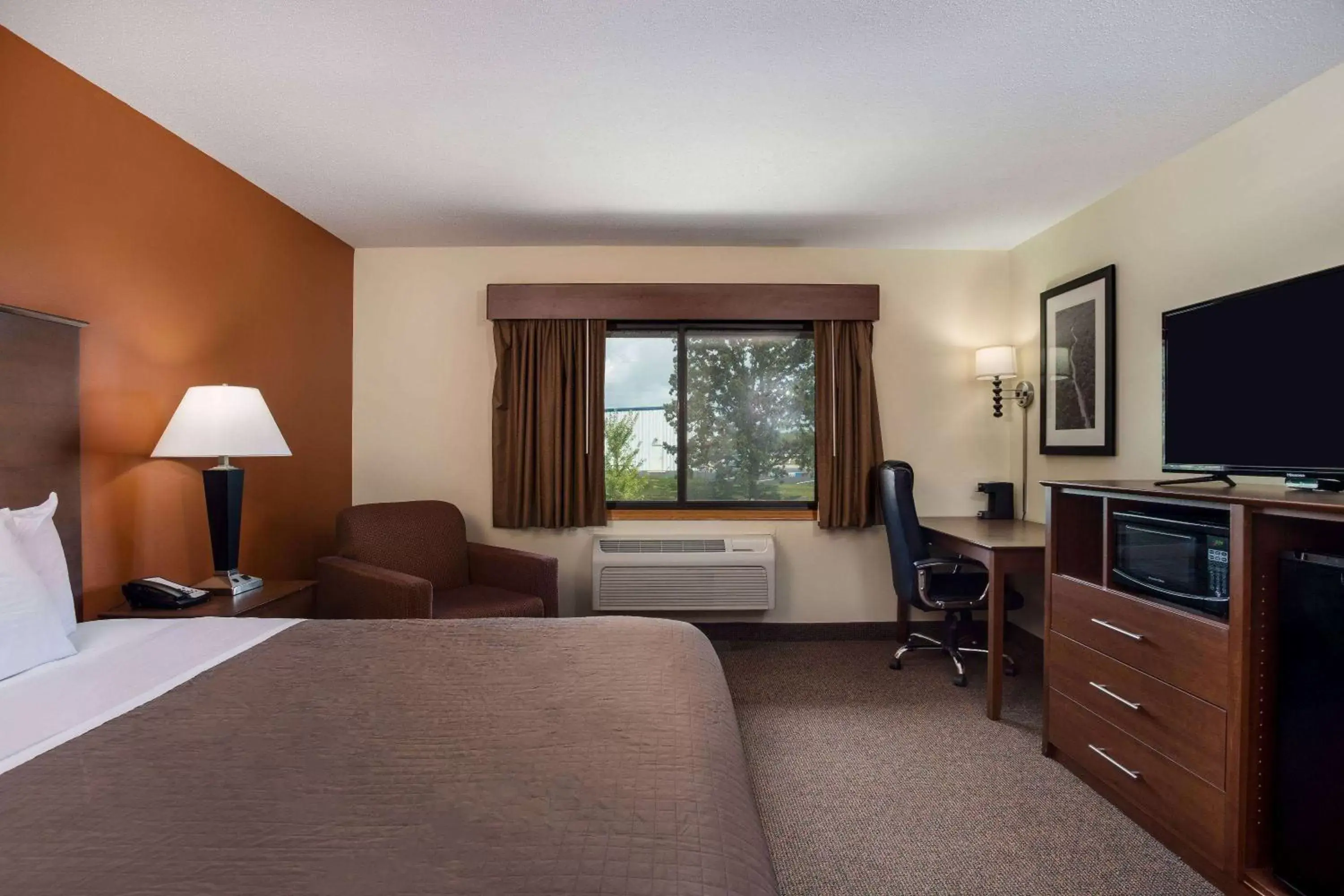 Photo of the whole room, Bed in AmericInn by Wyndham Tomah