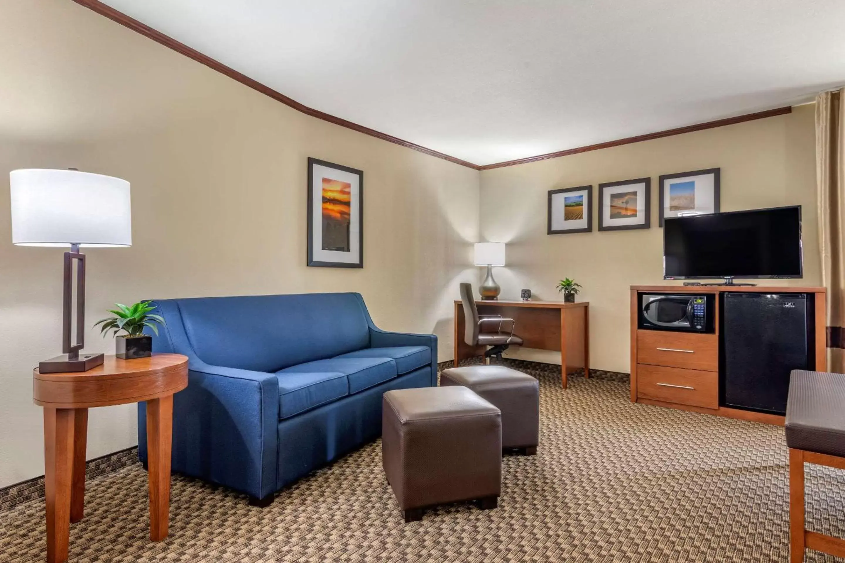 Photo of the whole room, Seating Area in Comfort Suites Manhattan