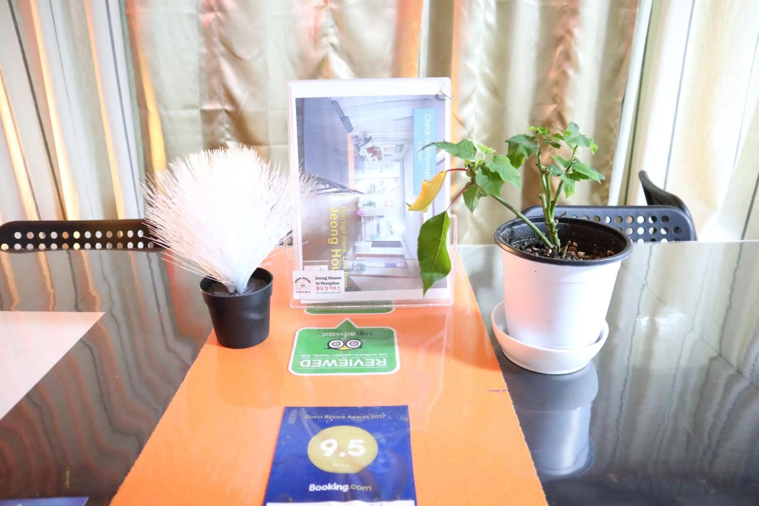 Communal lounge/ TV room in Jeong House