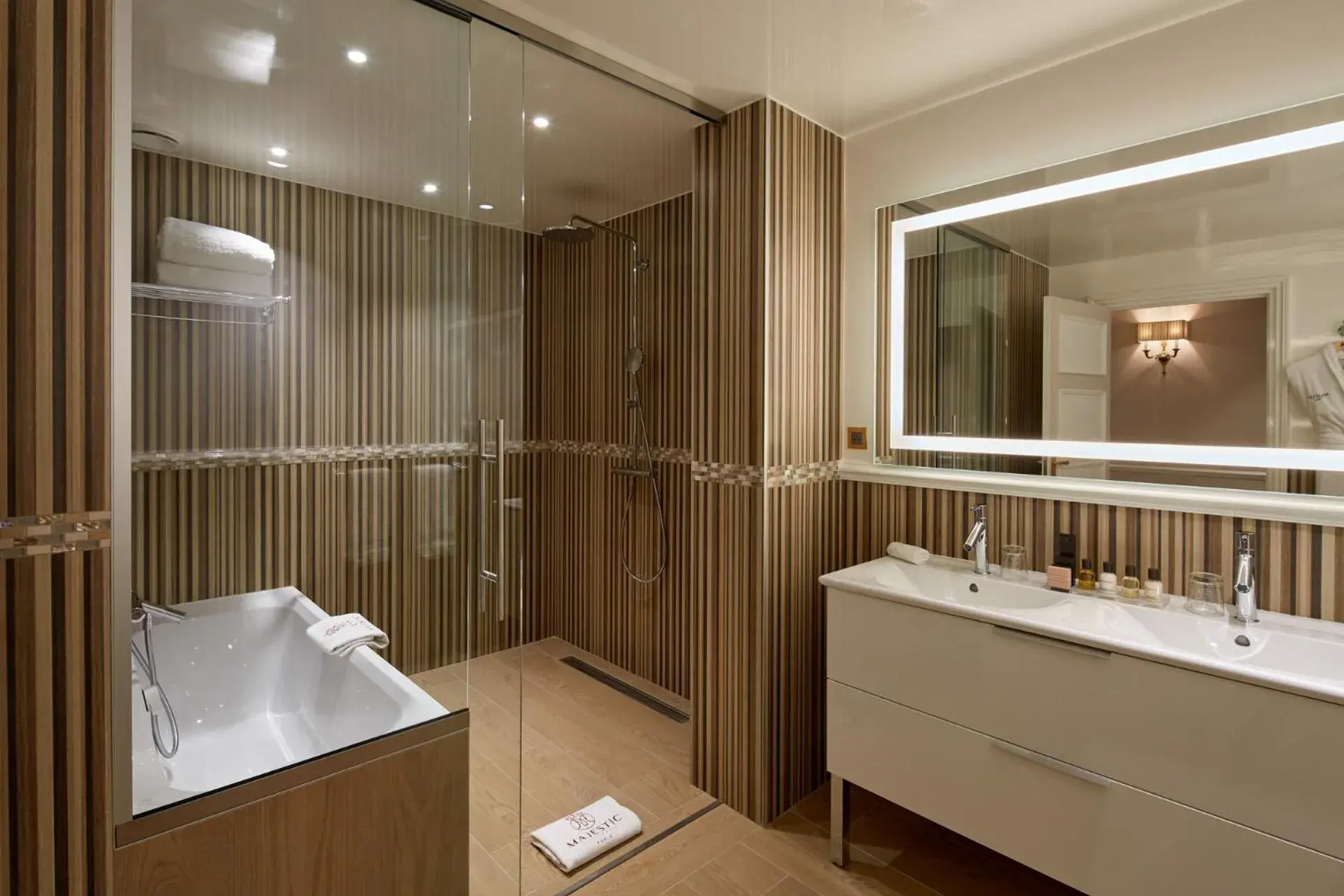 Shower, Bathroom in Villa & Hotel Majestic
