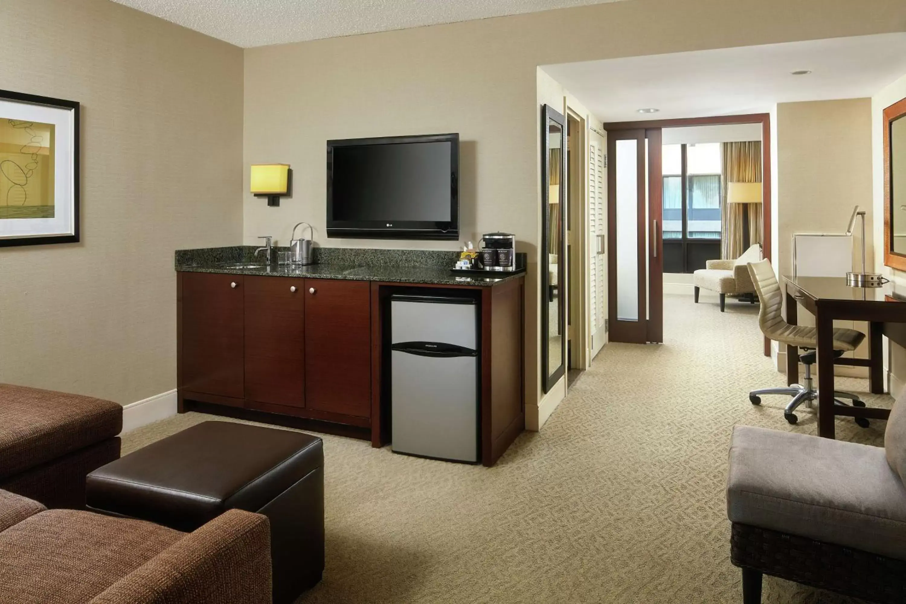 Bedroom, TV/Entertainment Center in DoubleTree by Hilton Washington DC – Crystal City