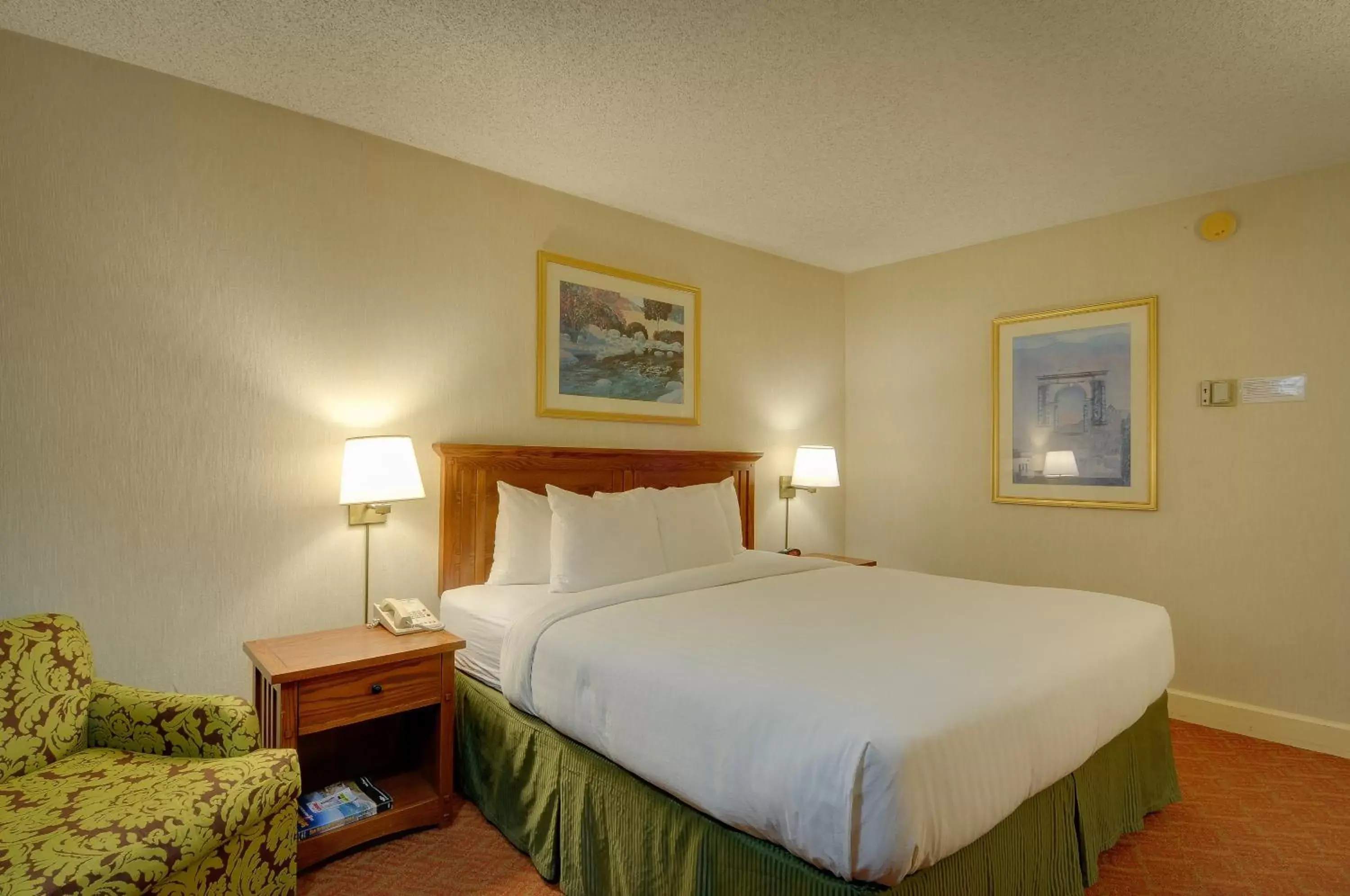 Photo of the whole room, Bed in Vagabond Inn Executive SFO